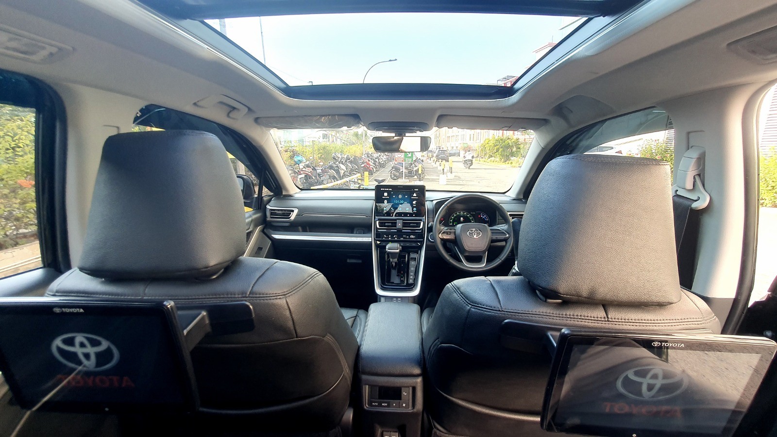 2023 Toyota Kijang Innova Zenix Hybrid EV 2023 Toyota Kijang Innova Zenix Hybrid EV