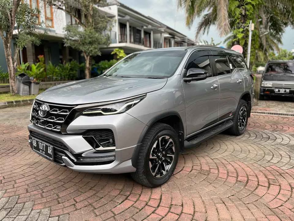 2022 Toyota Fortuner 2.8 GR Sport 4x4 AT Bekas 2022 Toyota Fortuner 2.8 GR Sport 4x4 AT Bekas