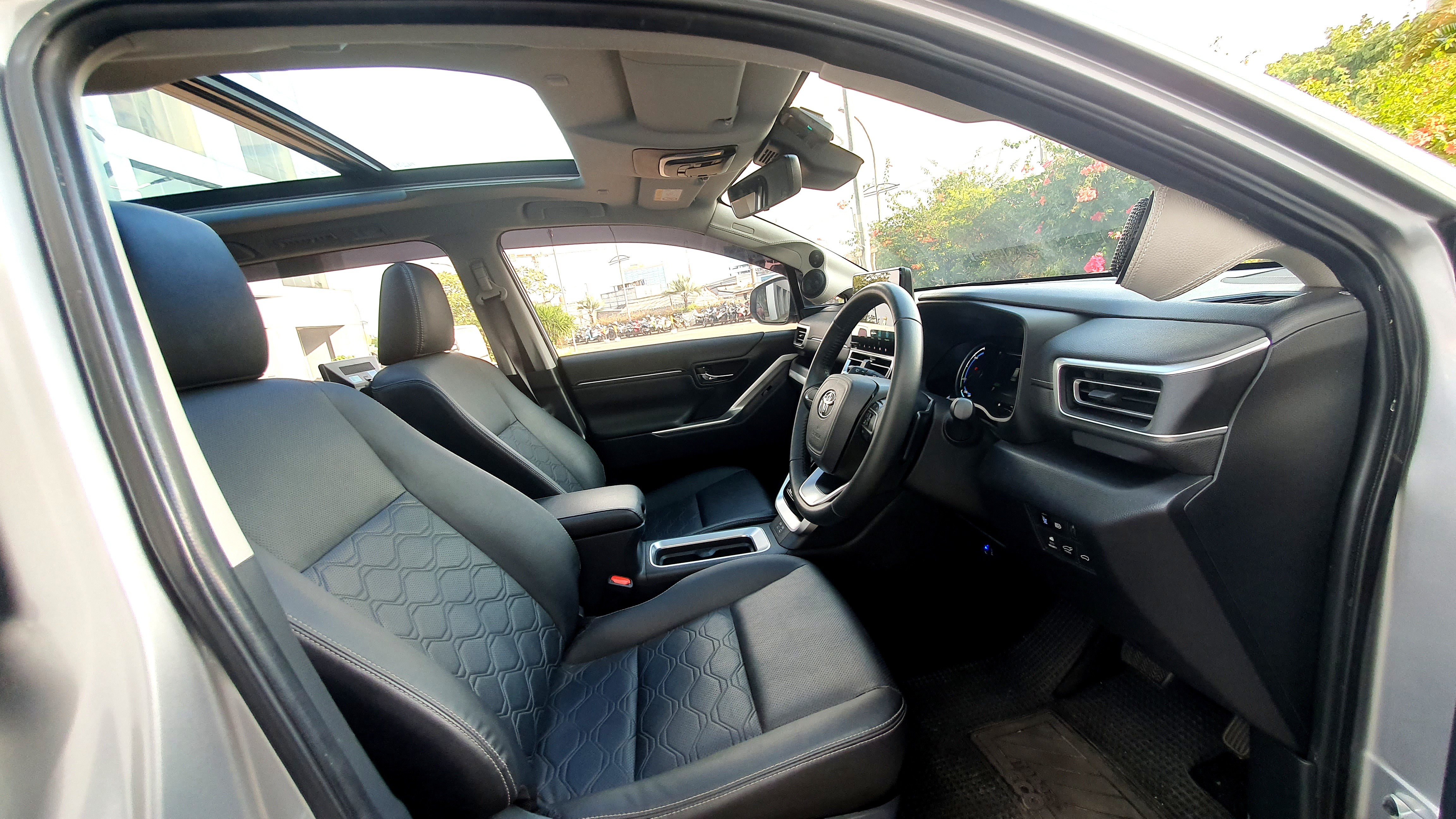 2023 Toyota Kijang Innova Zenix Hybrid EV 2023 Toyota Kijang Innova Zenix Hybrid EV