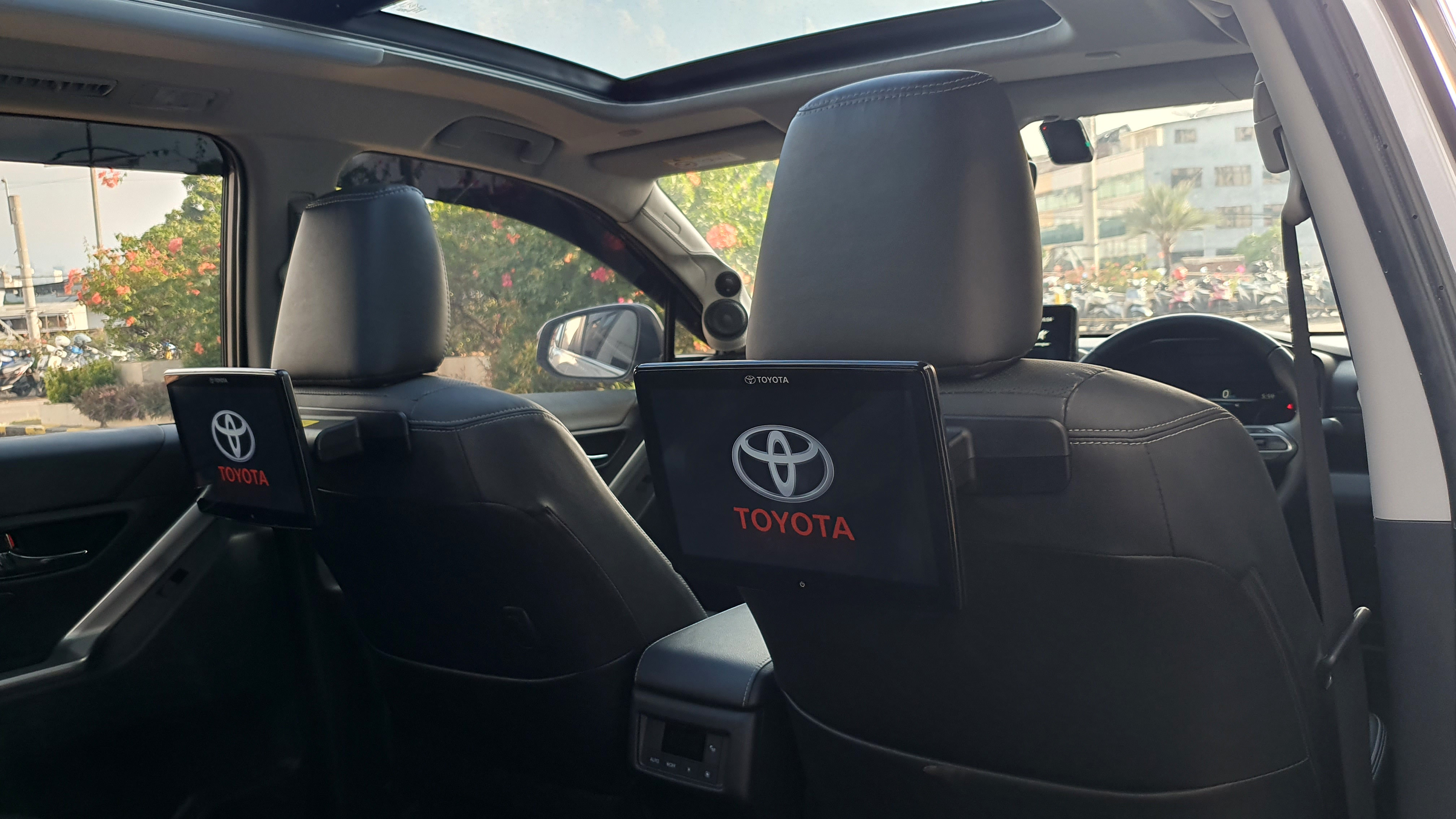 2023 Toyota Kijang Innova Zenix Hybrid EV 2023 Toyota Kijang Innova Zenix Hybrid EV