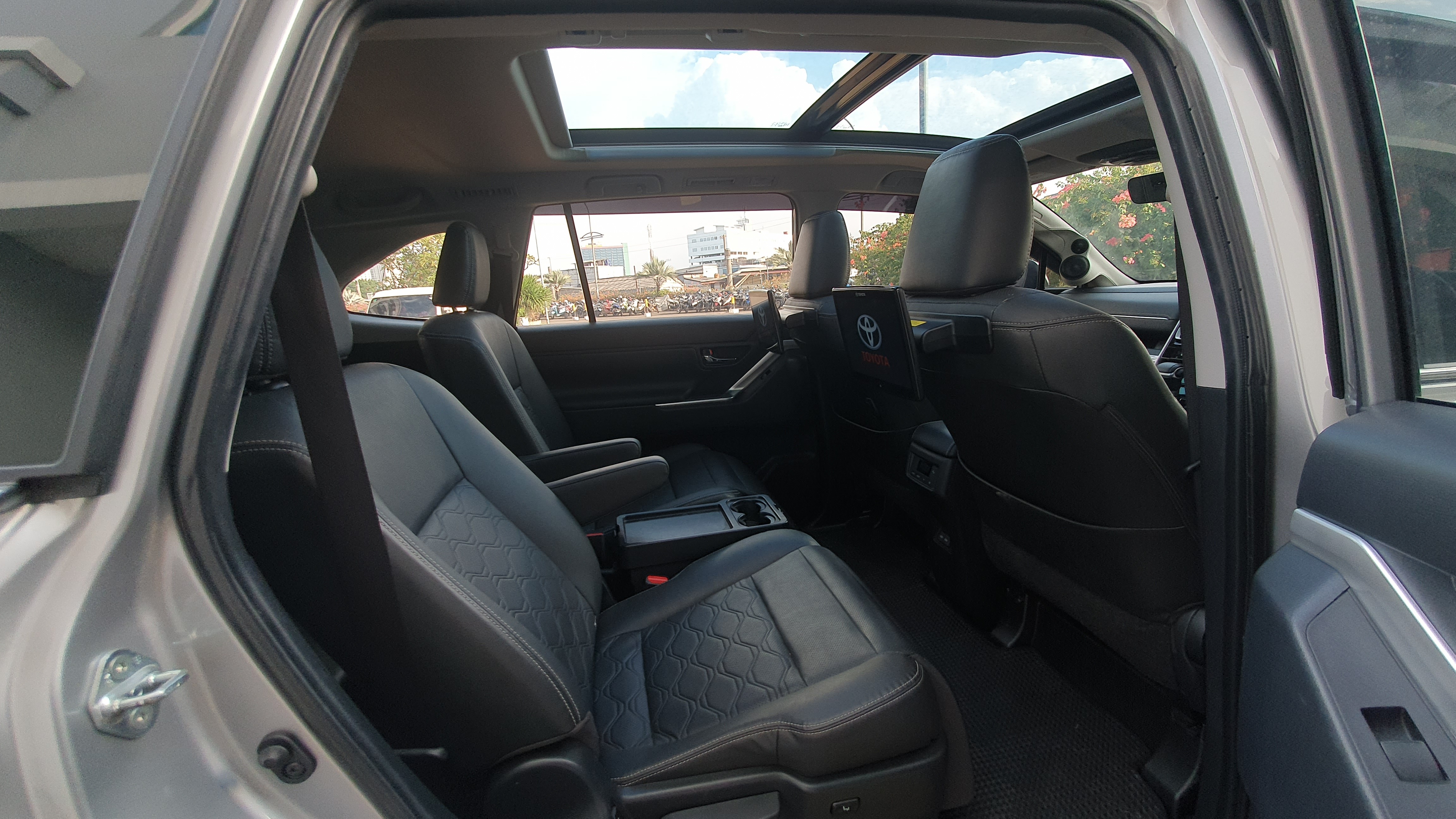 2023 Toyota Kijang Innova Zenix Hybrid EV 2023 Toyota Kijang Innova Zenix Hybrid EV