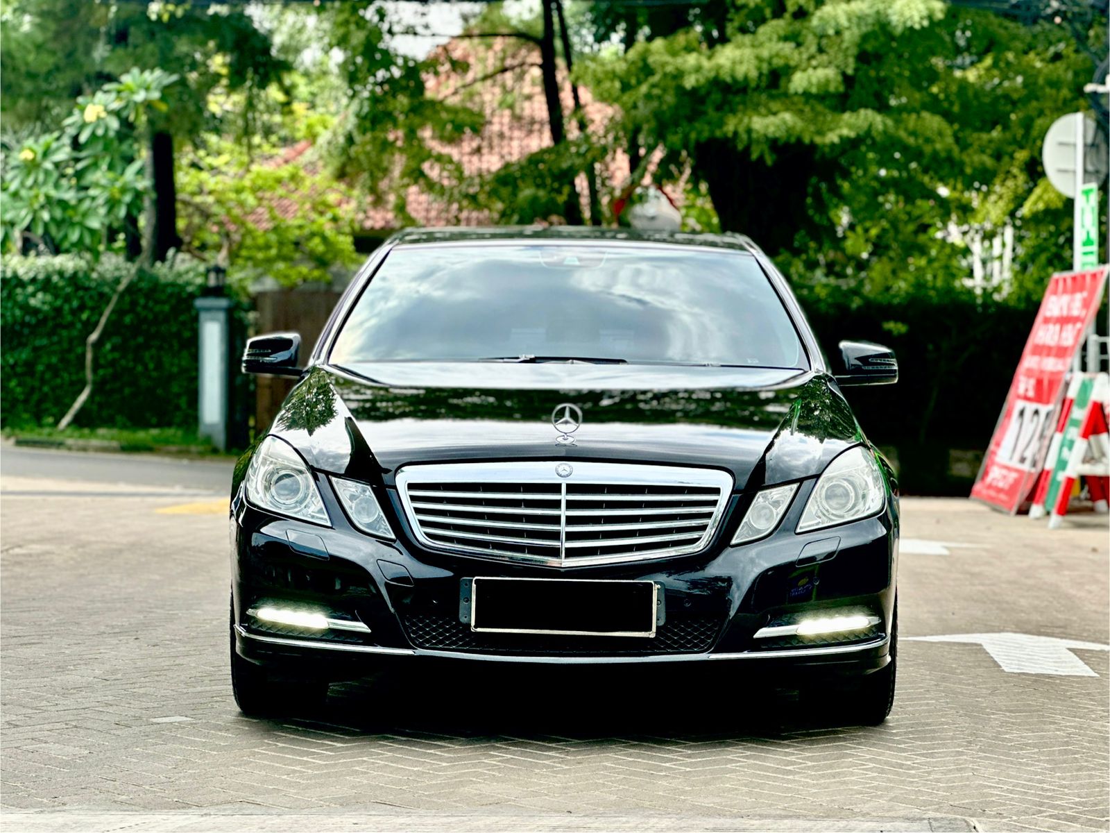 Second Hand 2010 Mercedes Benz E-Class  E 300 ELEGANT Second Hand 2010 Mercedes Benz E-Class  E 300 ELEGANT