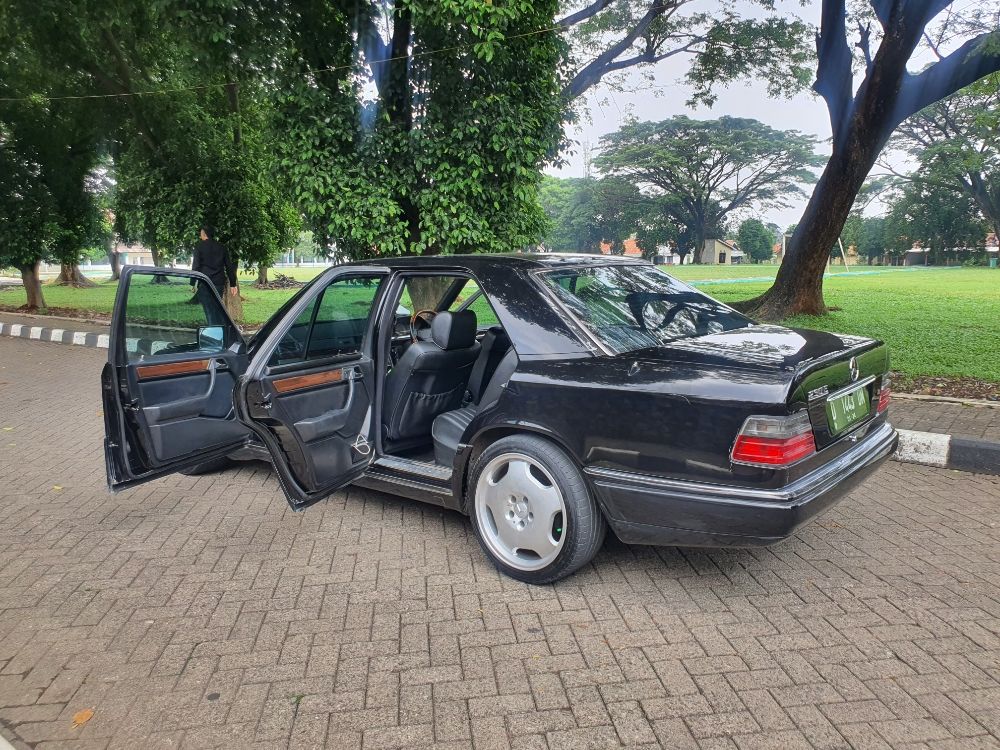 1991 Mercedes Benz E-Class 230 E 2.3L AT 230 E 2.3L AT tua
