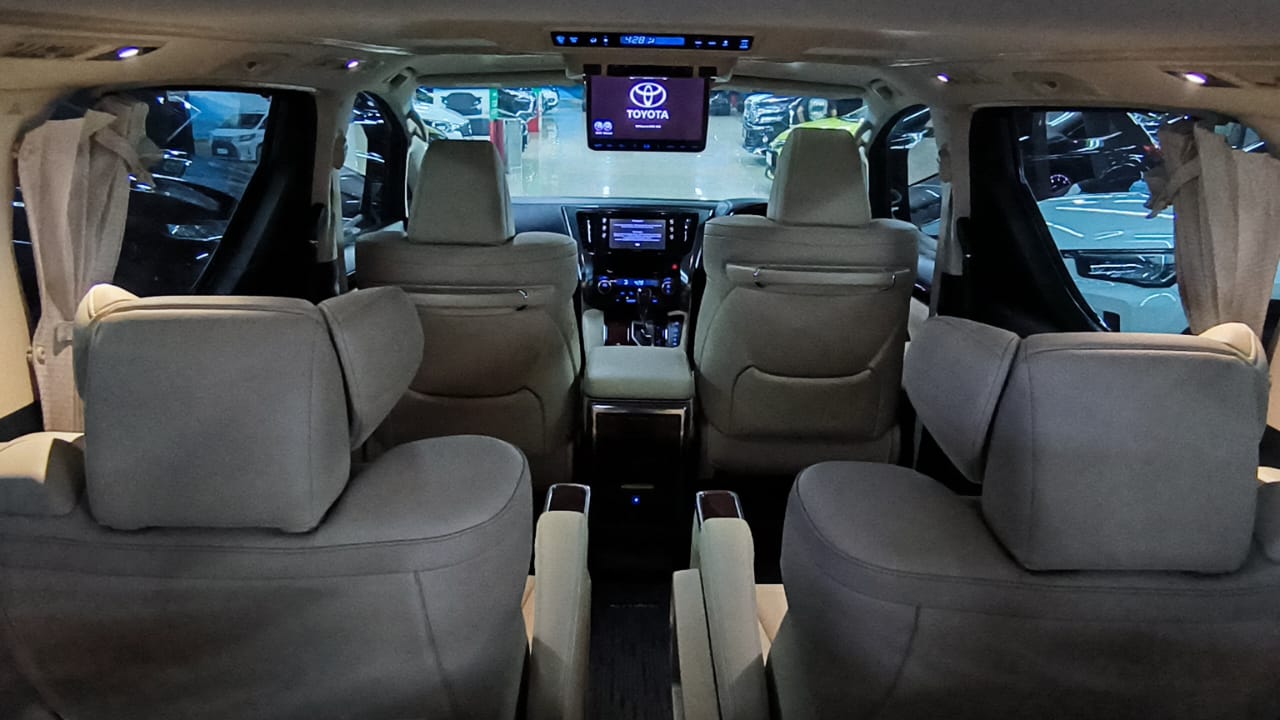 2016 Toyota Alphard 2.5 G A/T 2016 Toyota Alphard 2.5 G A/T