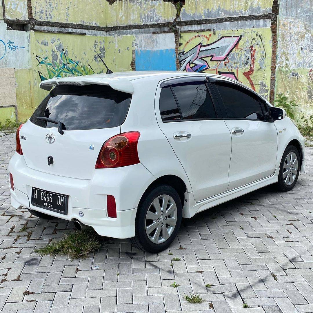 2012 Toyota Yaris E 1.5L AT 2012 Toyota Yaris E 1.5L AT