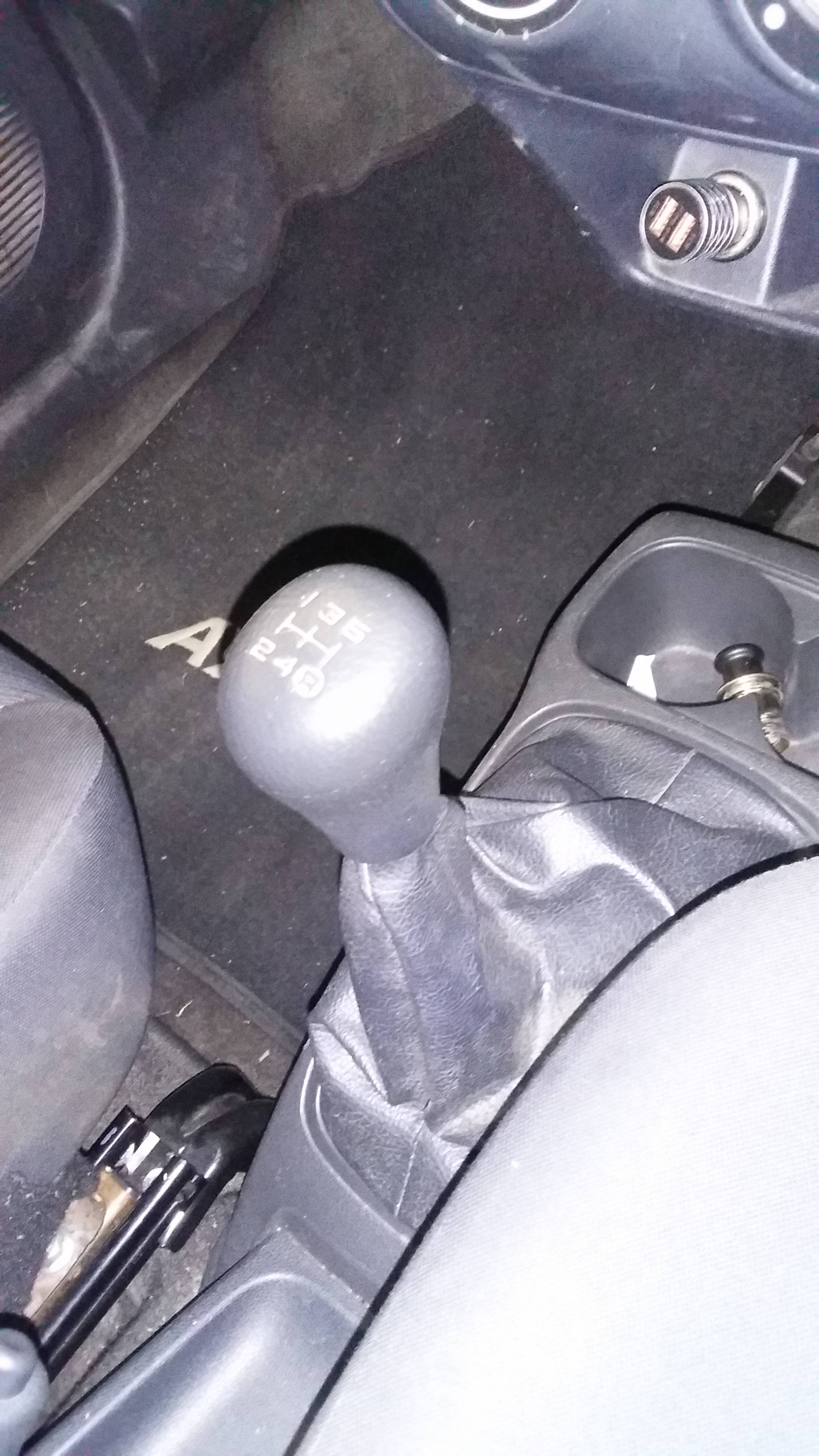 2013 Daihatsu Ayla 1.0L M MT 2013 Daihatsu Ayla 1.0L M MT