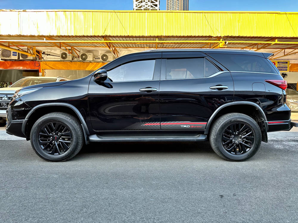 Old 2019 Toyota Fortuner VRZ 4X2 TRD 2.4L AT VRZ 4X2 TRD 2.4L AT