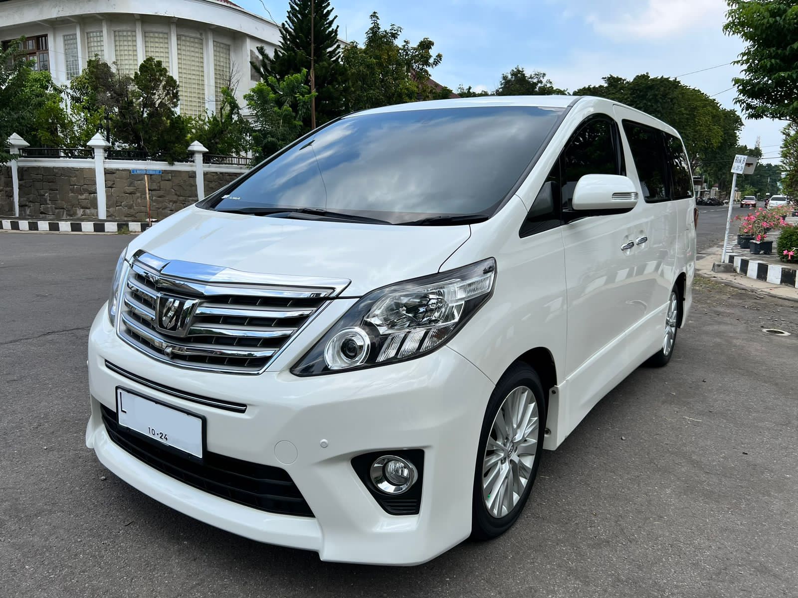Second Hand 2013 Toyota Alphard Second Hand 2013 Toyota Alphard