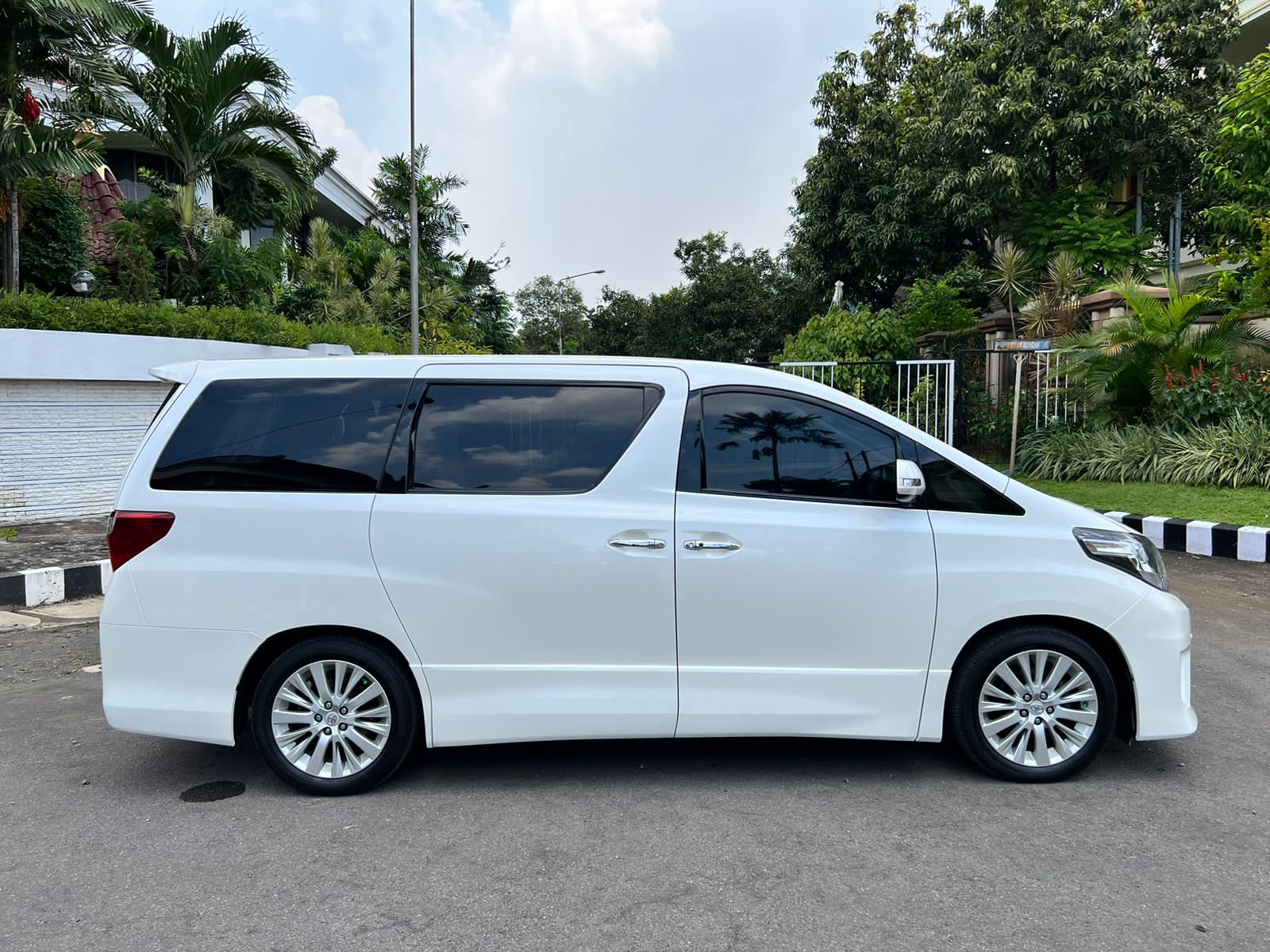 2013 Toyota Alphard  SC 2.4 AT 2013 Toyota Alphard  SC 2.4 AT