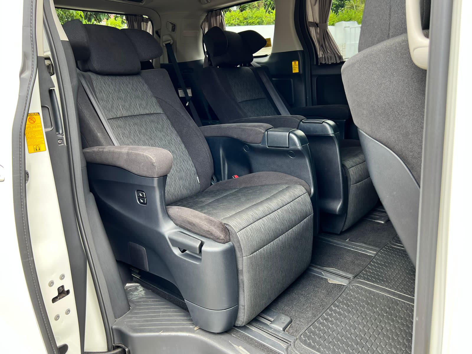 2013 Toyota Alphard  SC 2.4 AT 2013 Toyota Alphard  SC 2.4 AT