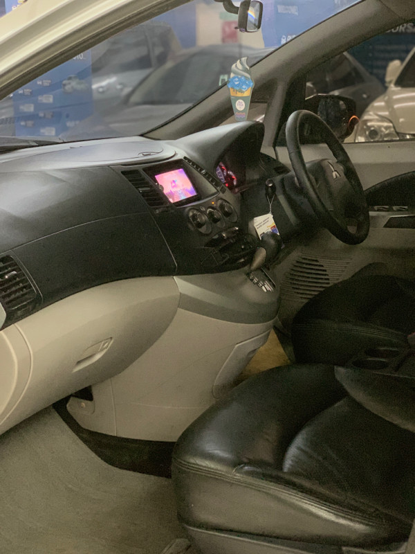 2010 Mitsubishi Grandis 2010 Mitsubishi Grandis