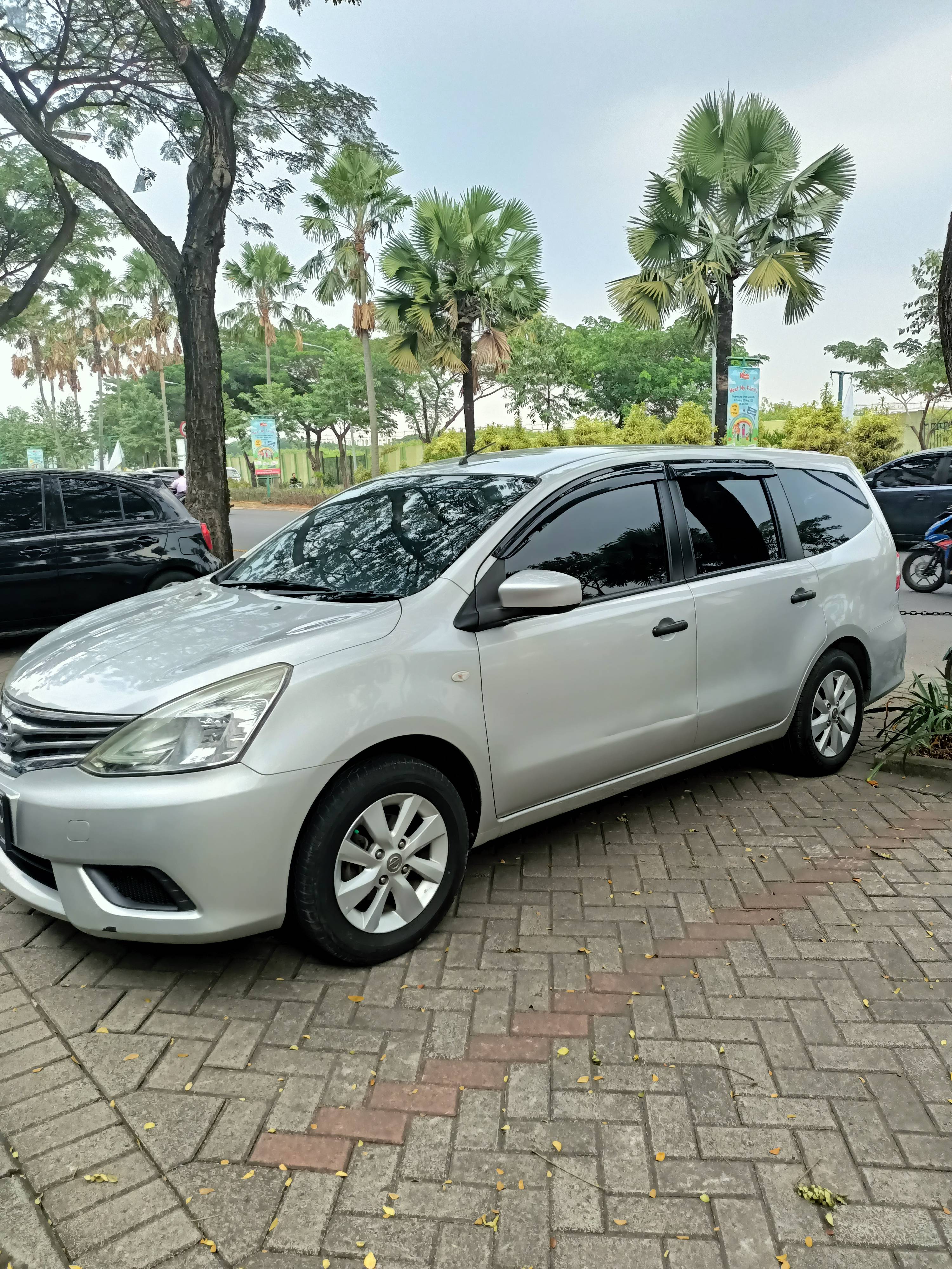 Second Hand 2015 Nissan Grand Livina Second Hand 2015 Nissan Grand Livina