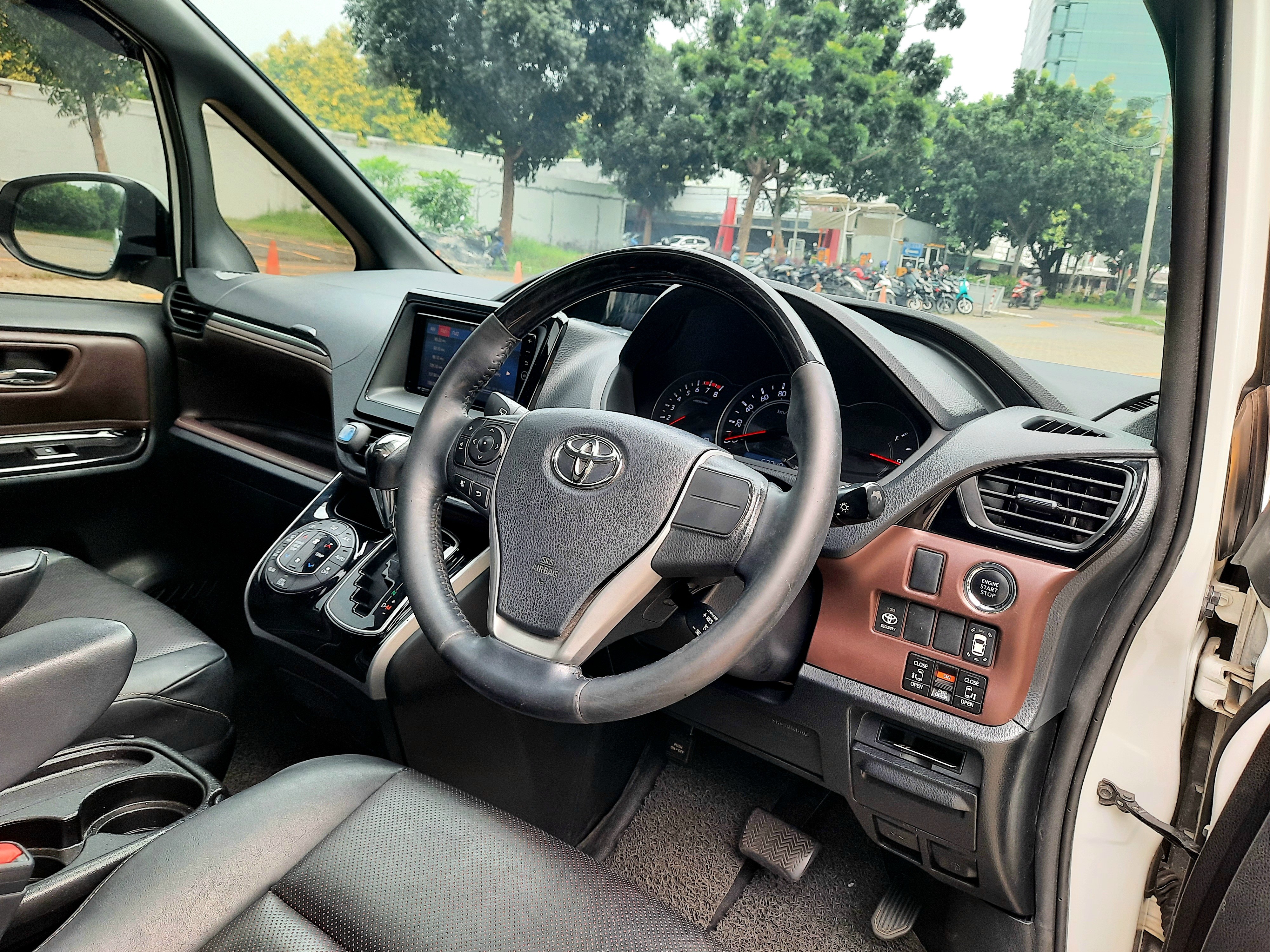 2018 Toyota Voxy 2.0 CVT 2018 Toyota Voxy 2.0 CVT