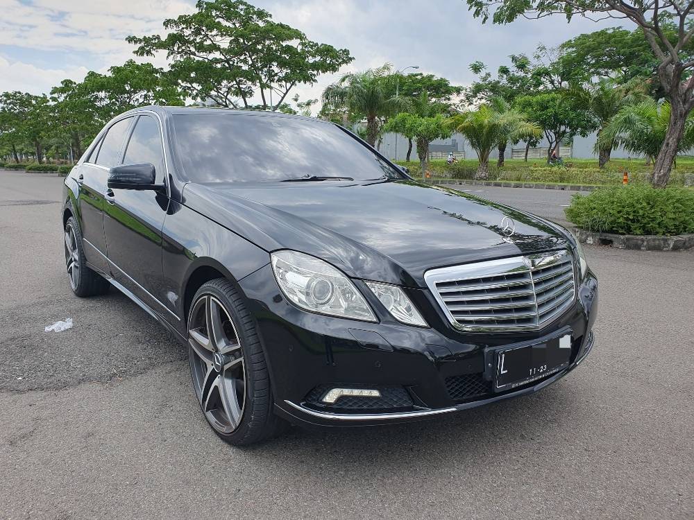 Old 2010 Mercedes Benz E-Class  E 300 Elegance E 300 Elegance
