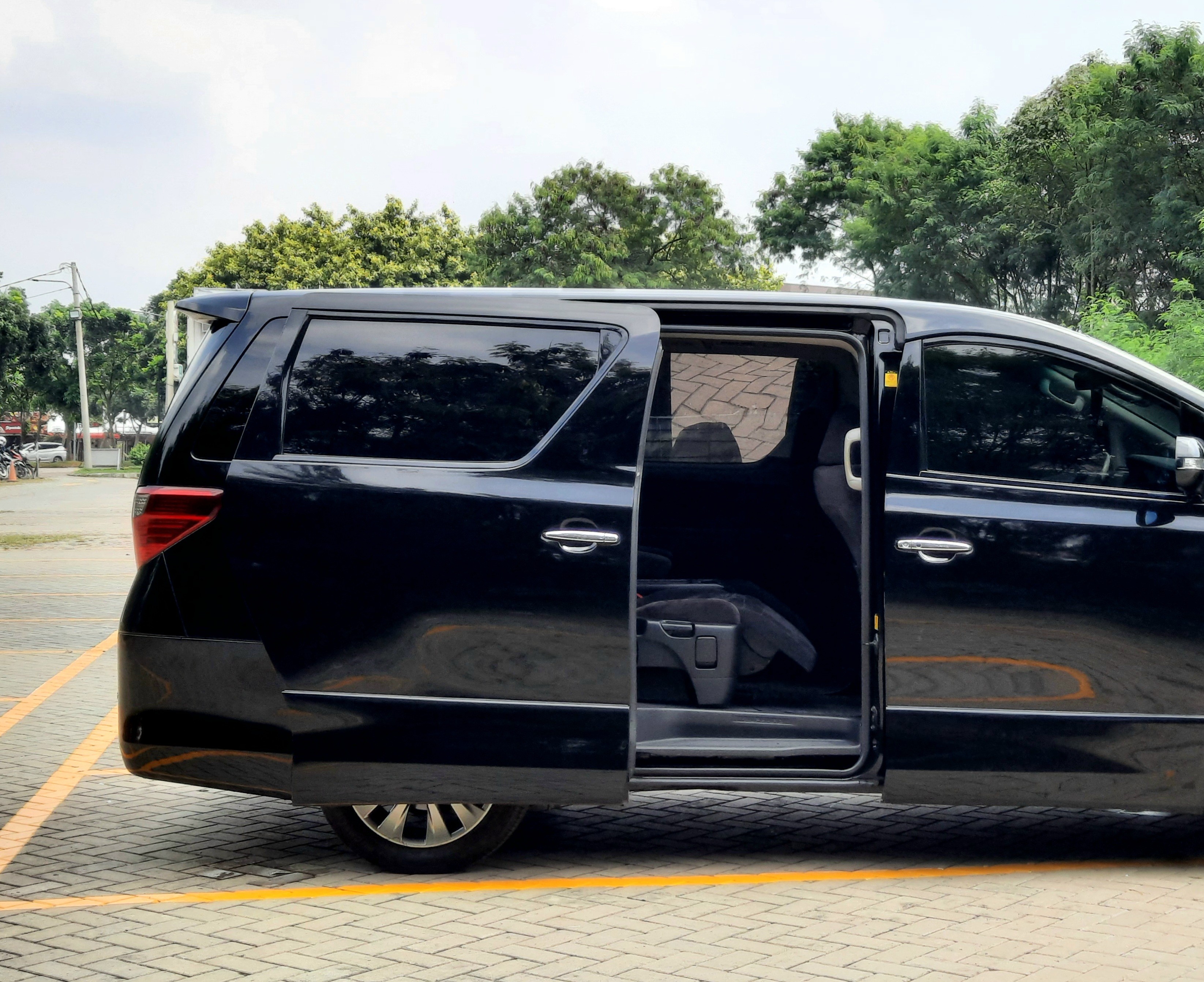 2011 Toyota Alphard  S 2.4 AT 2011 Toyota Alphard  S 2.4 AT