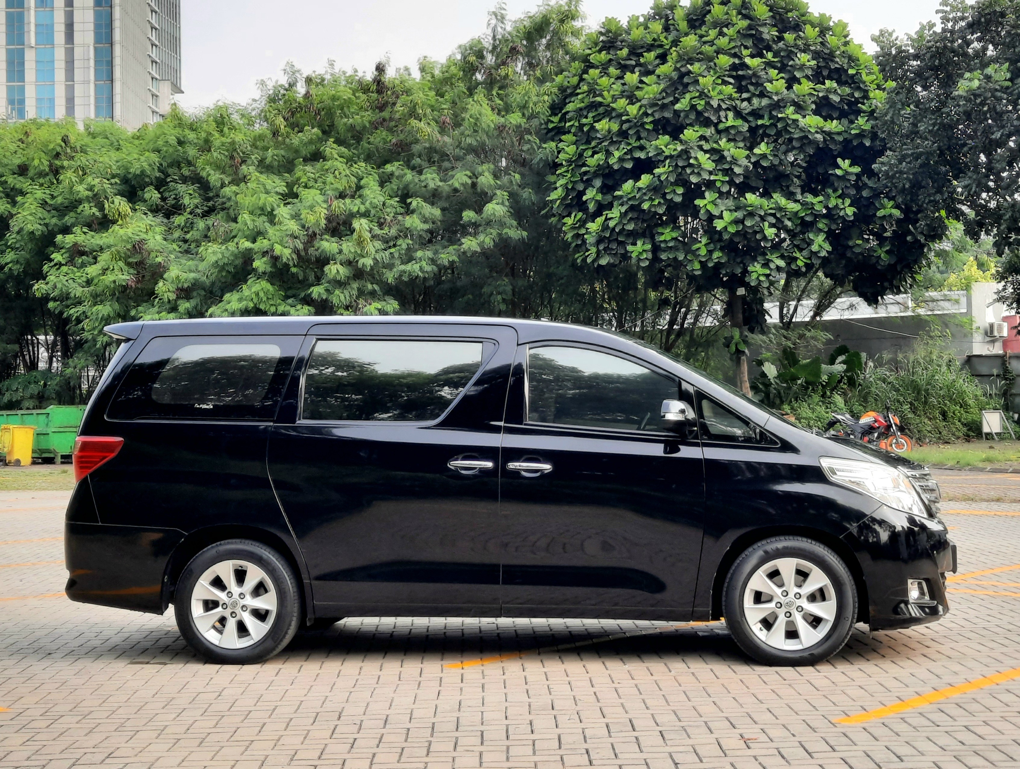 2012 Toyota Alphard  2.4 AT 2012 Toyota Alphard  2.4 AT