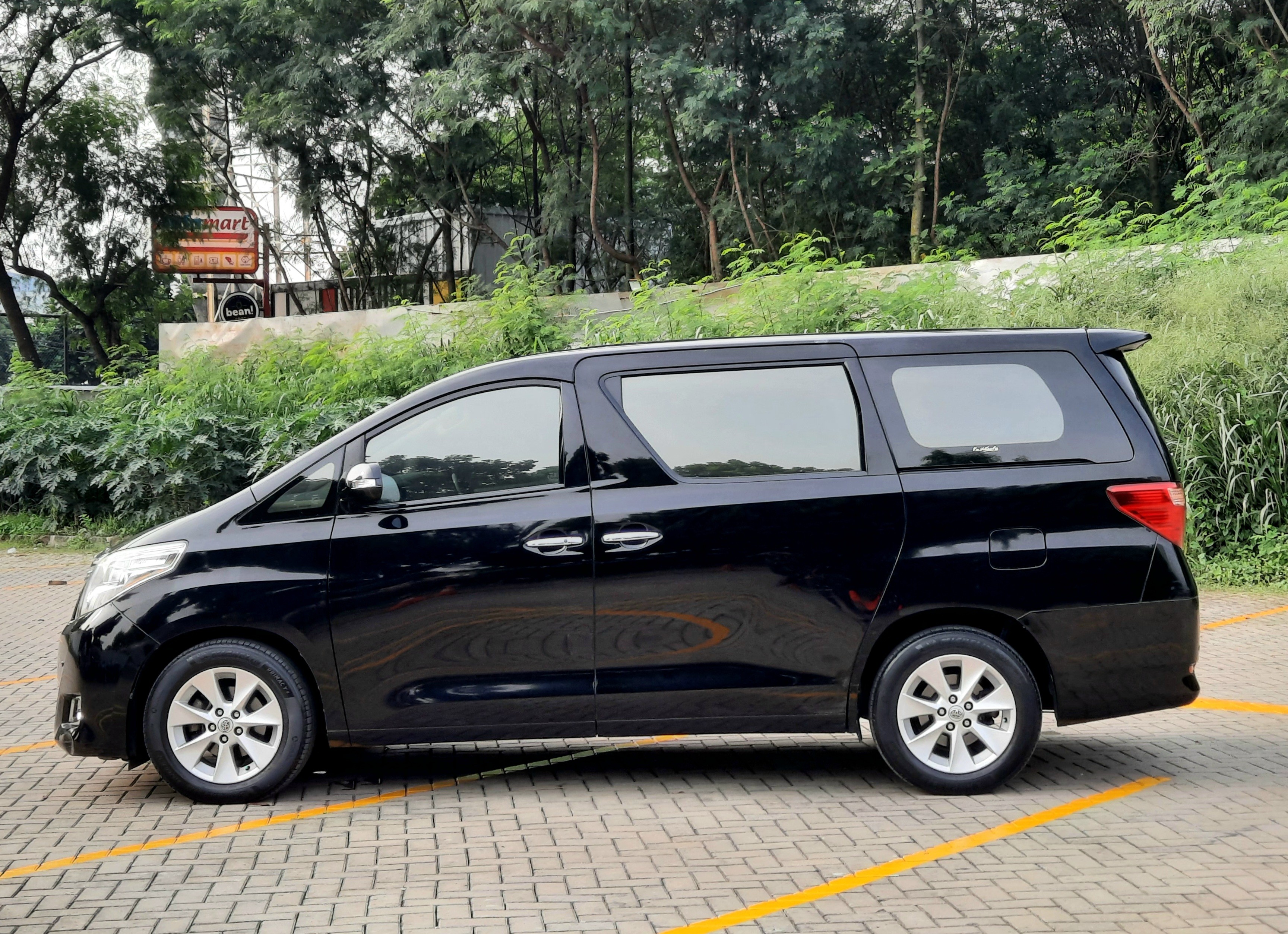 2012 Toyota Alphard  2.4 AT 2012 Toyota Alphard  2.4 AT