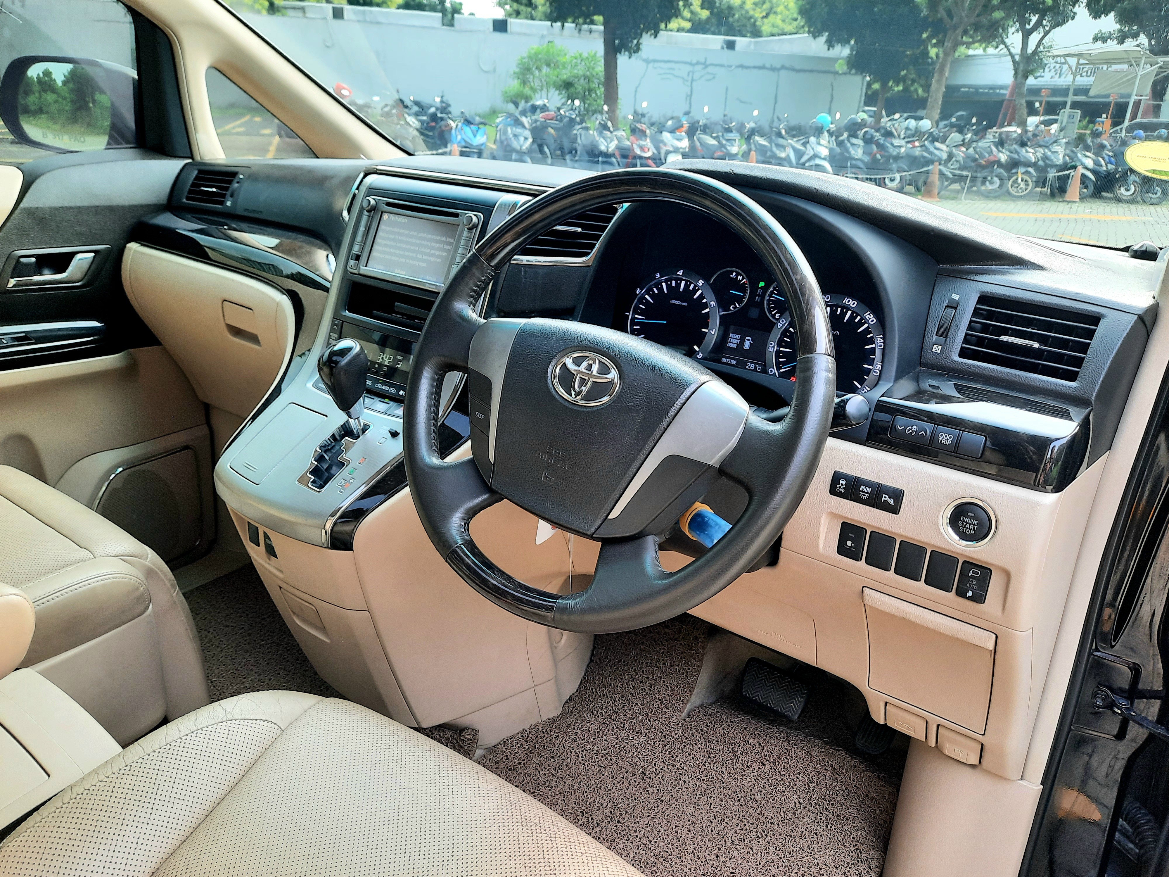 2012 Toyota Alphard  2.4 AT 2012 Toyota Alphard  2.4 AT