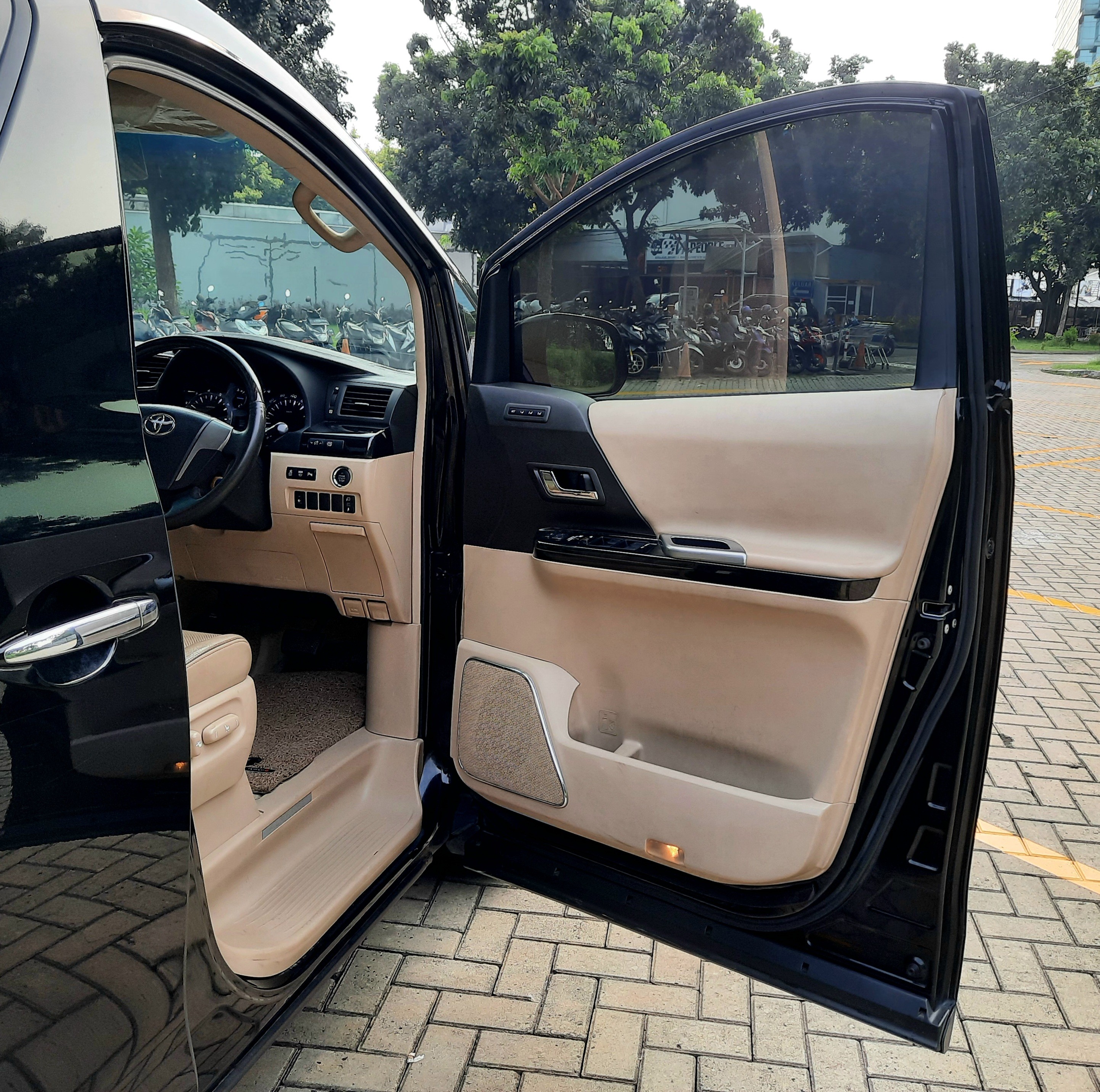 2012 Toyota Alphard  2.4 AT 2012 Toyota Alphard  2.4 AT