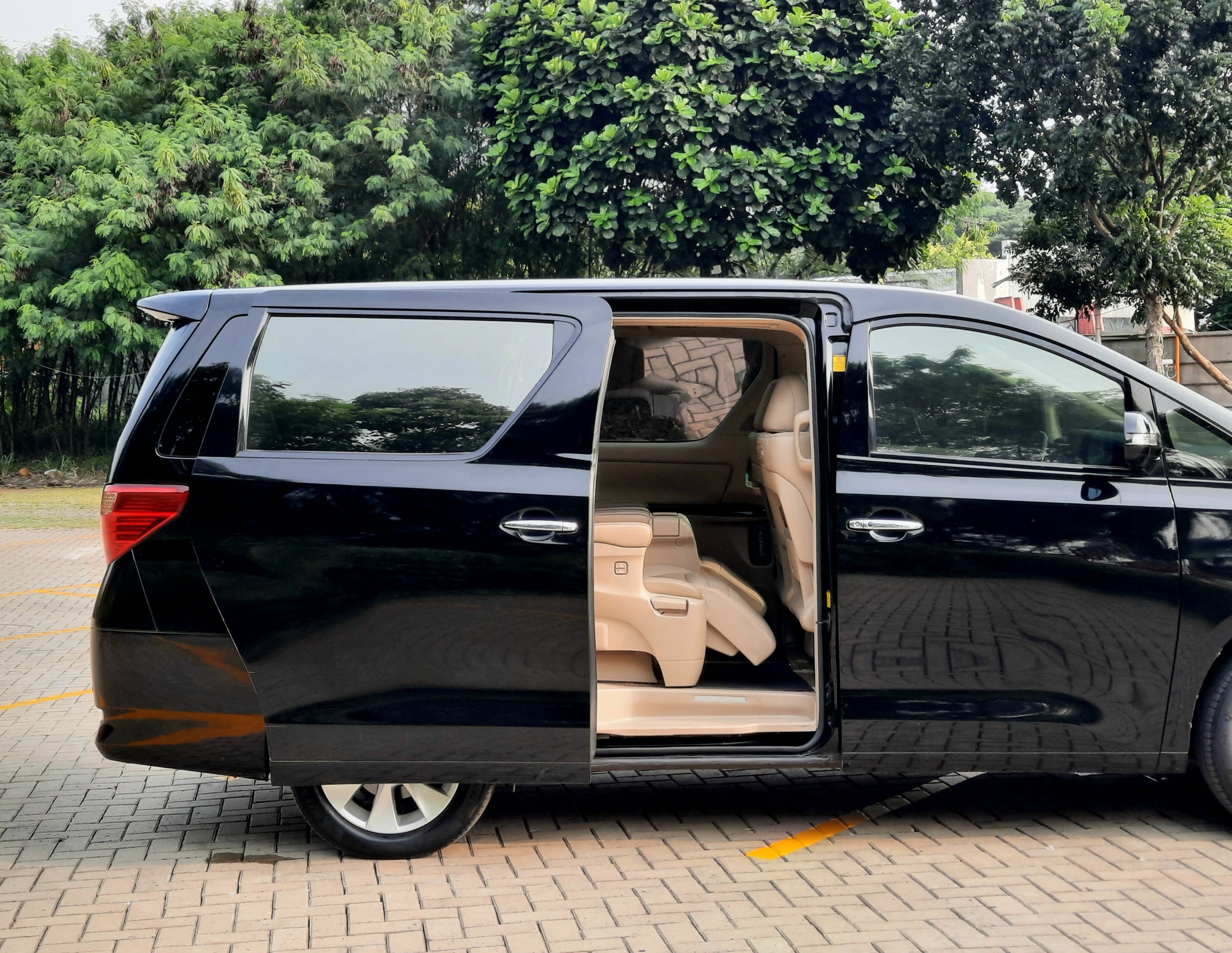 2012 Toyota Alphard  2.4 AT 2012 Toyota Alphard  2.4 AT