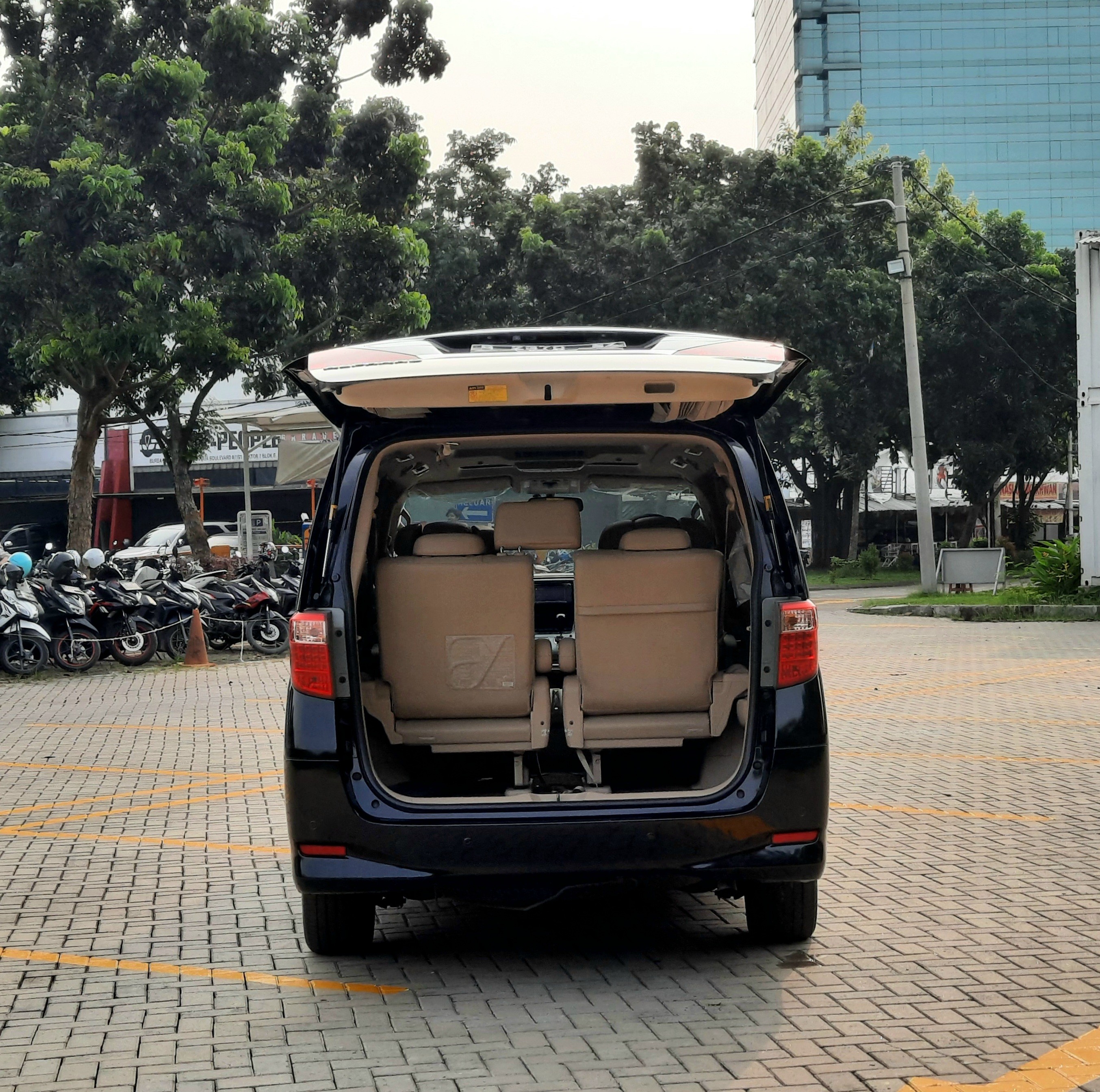 2012 Toyota Alphard  2.4 AT 2012 Toyota Alphard  2.4 AT