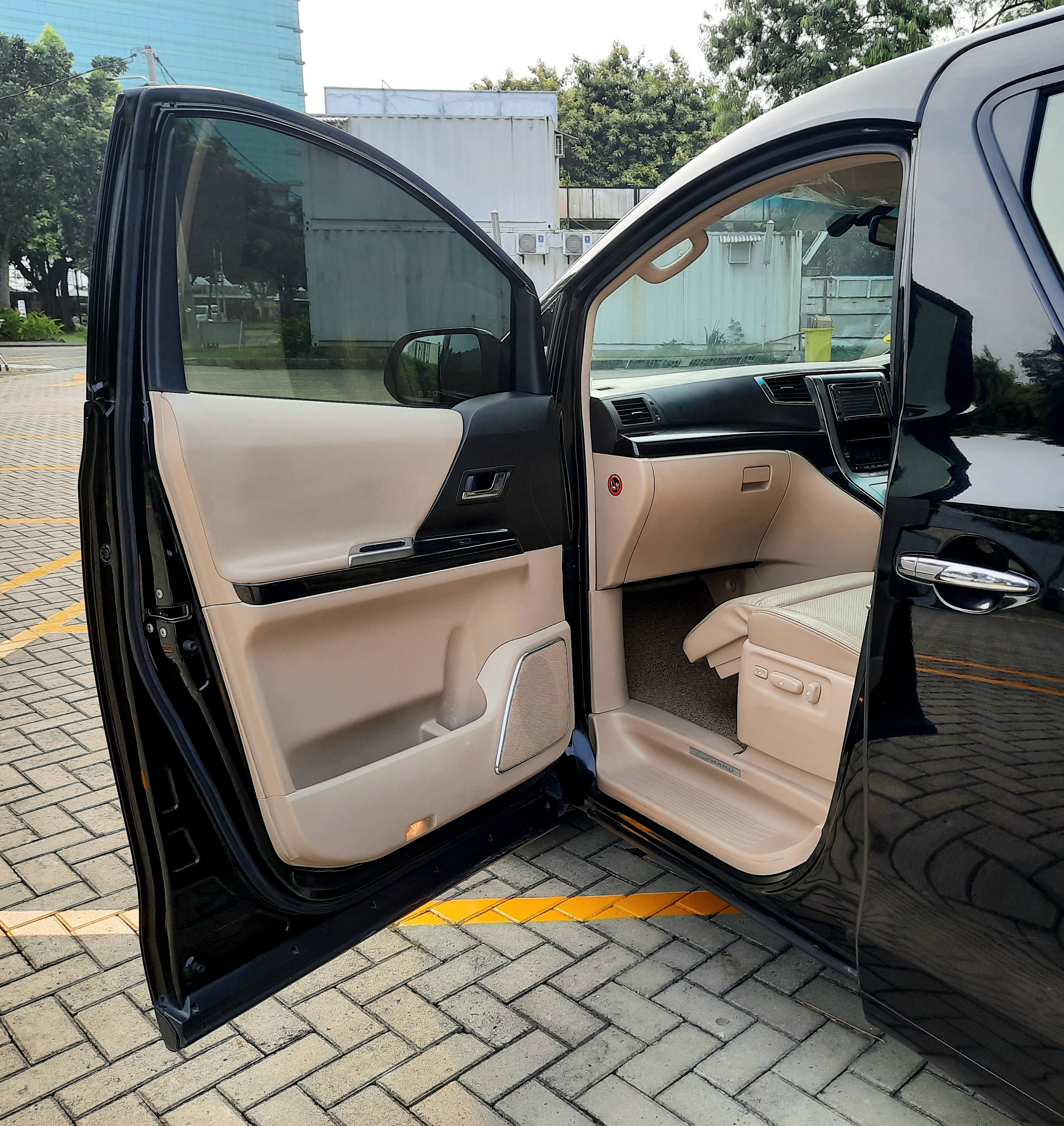 2012 Toyota Alphard  2.4 AT 2012 Toyota Alphard  2.4 AT