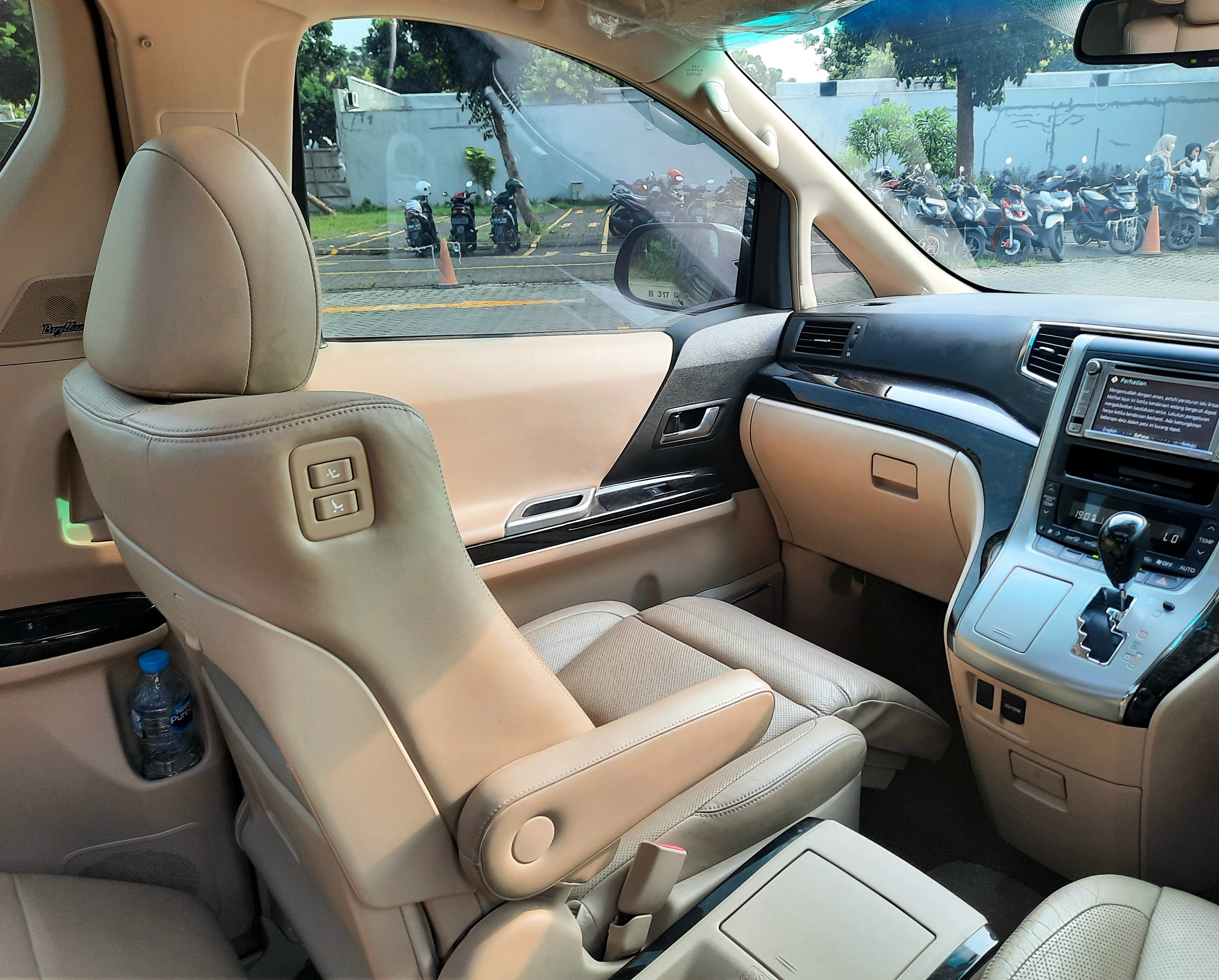 2012 Toyota Alphard  2.4 AT 2012 Toyota Alphard  2.4 AT
