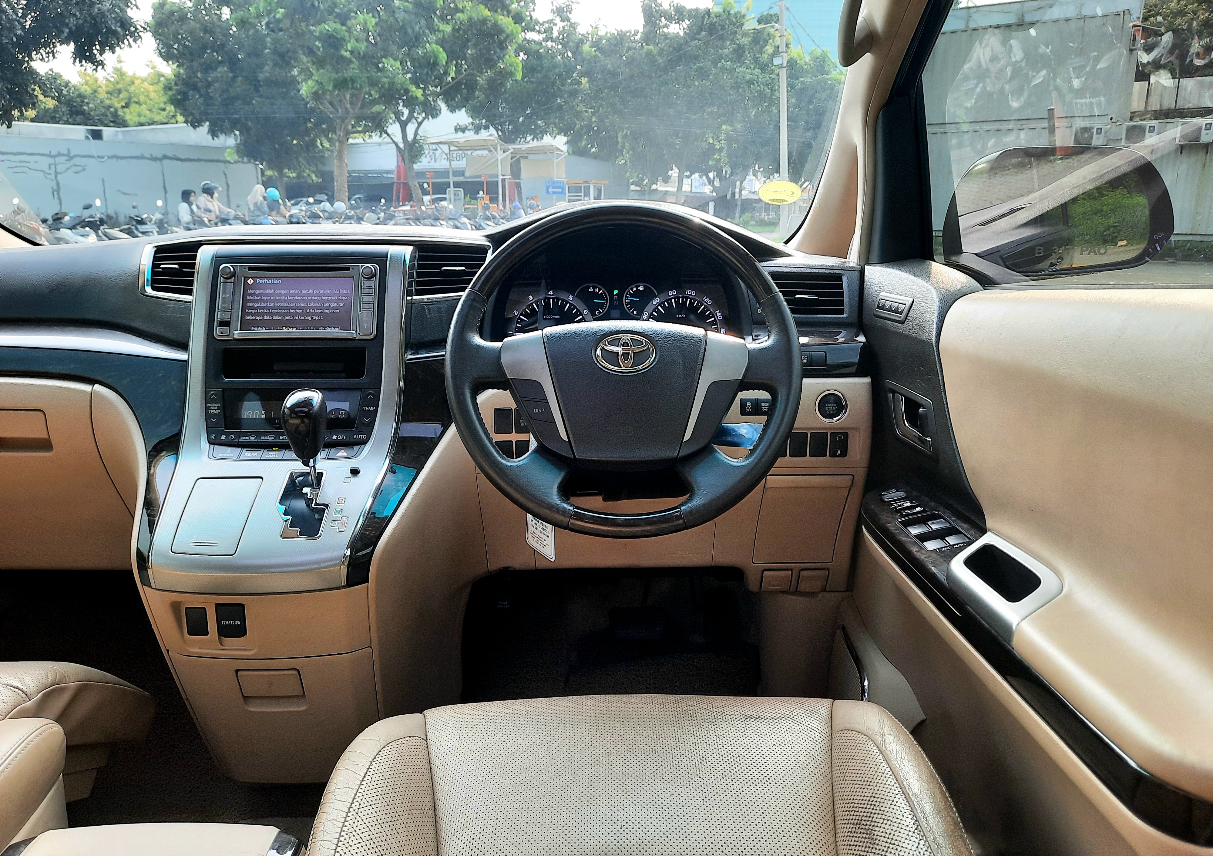 2012 Toyota Alphard  2.4 AT 2012 Toyota Alphard  2.4 AT