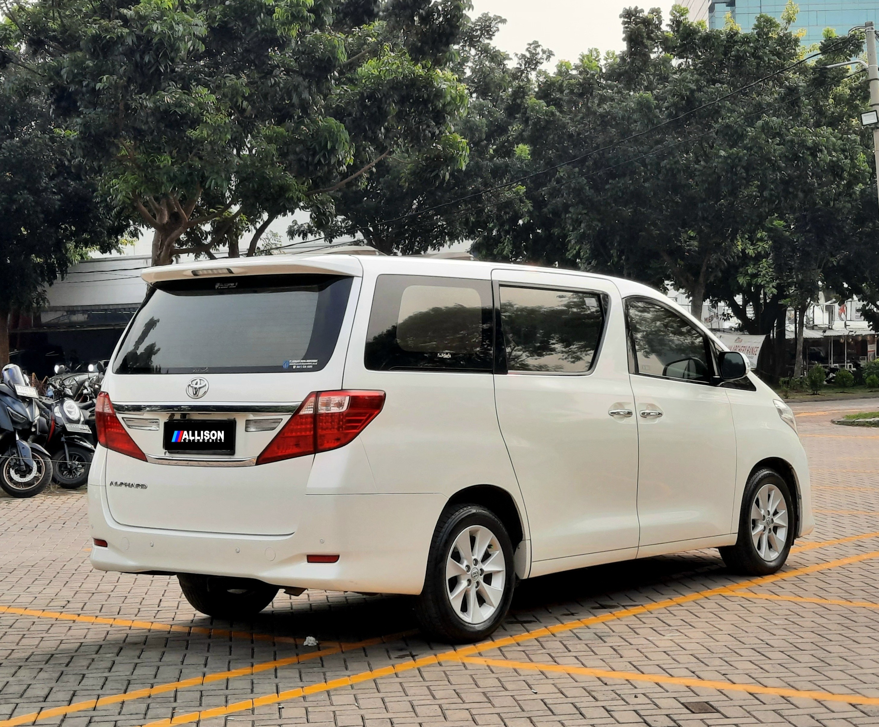 2013 Toyota Alphard  2.4 AT 2013 Toyota Alphard  2.4 AT