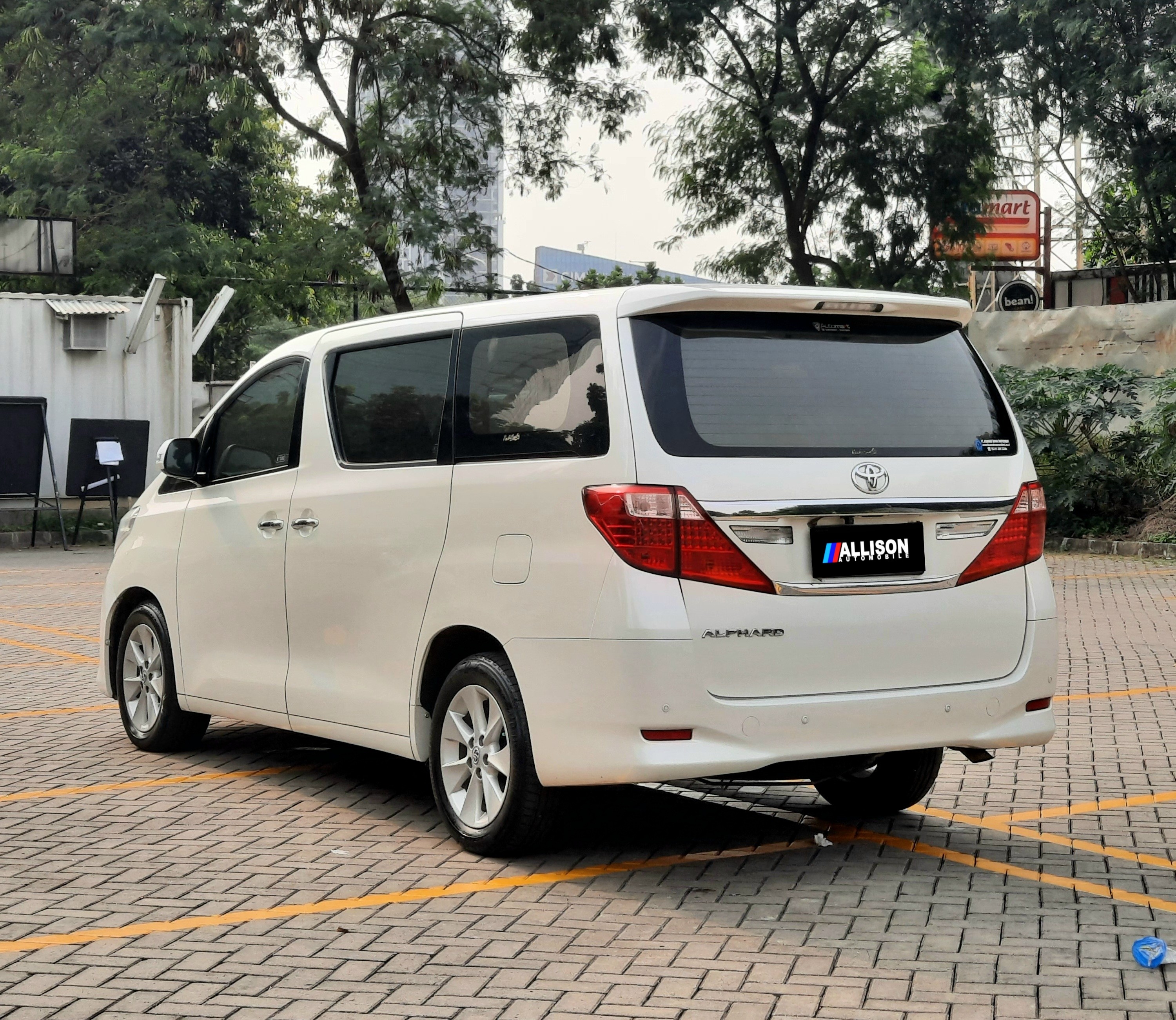 2013 Toyota Alphard  2.4 AT 2013 Toyota Alphard  2.4 AT
