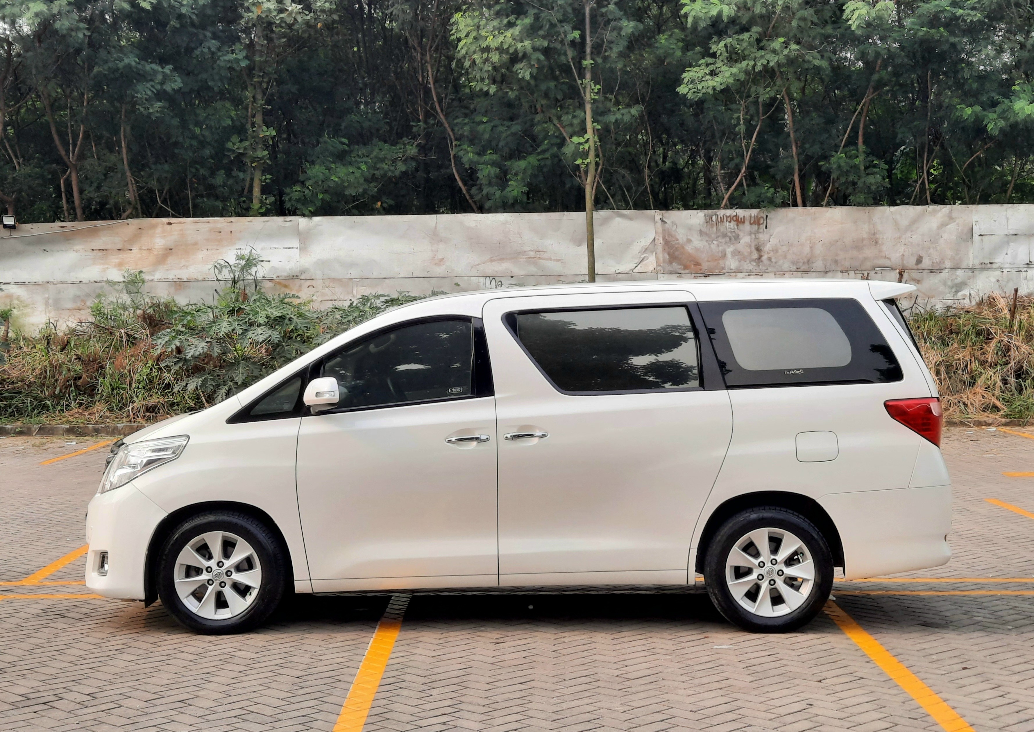 2013 Toyota Alphard  2.4 AT 2013 Toyota Alphard  2.4 AT