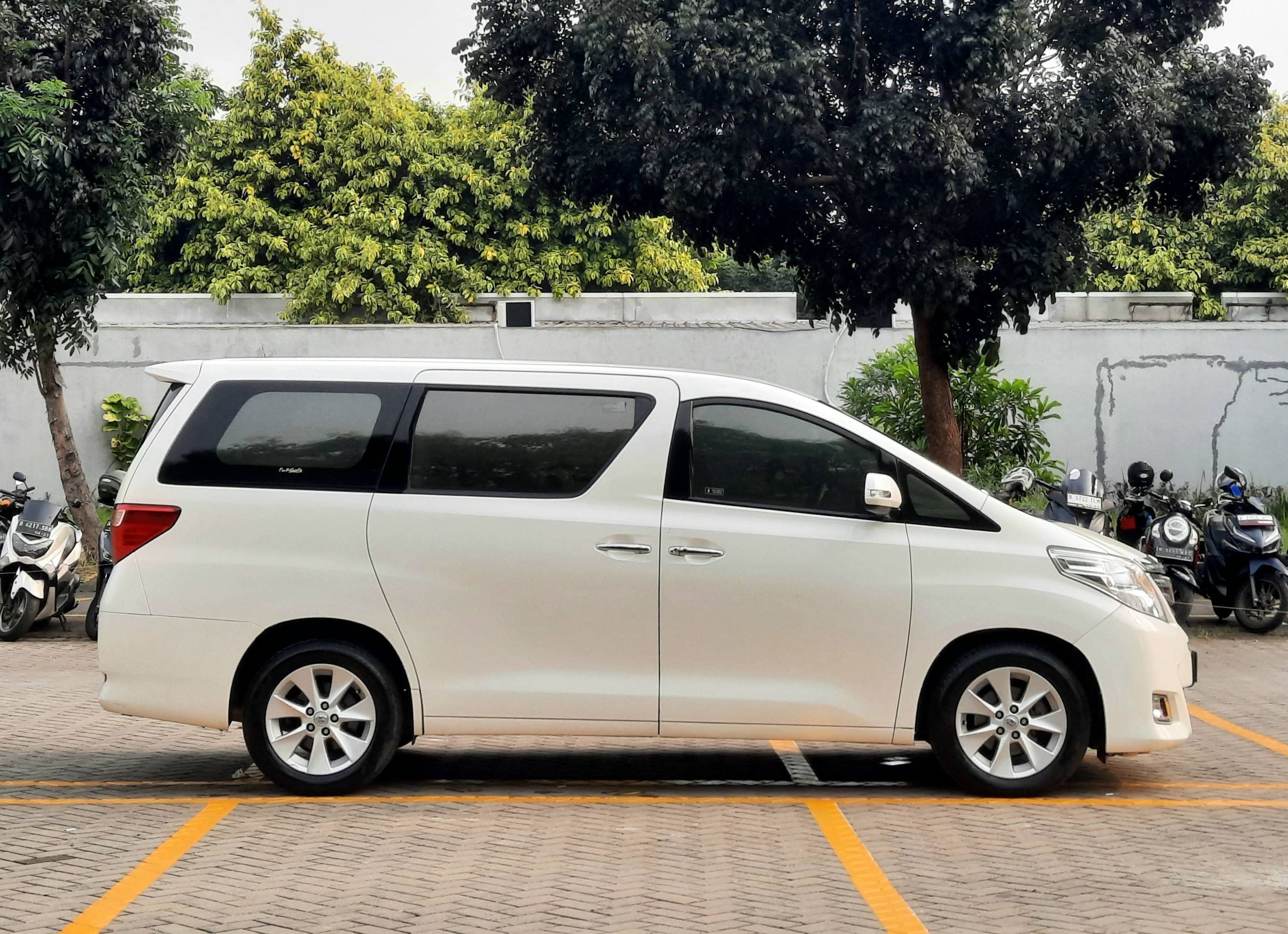 2013 Toyota Alphard  2.4 AT 2013 Toyota Alphard  2.4 AT