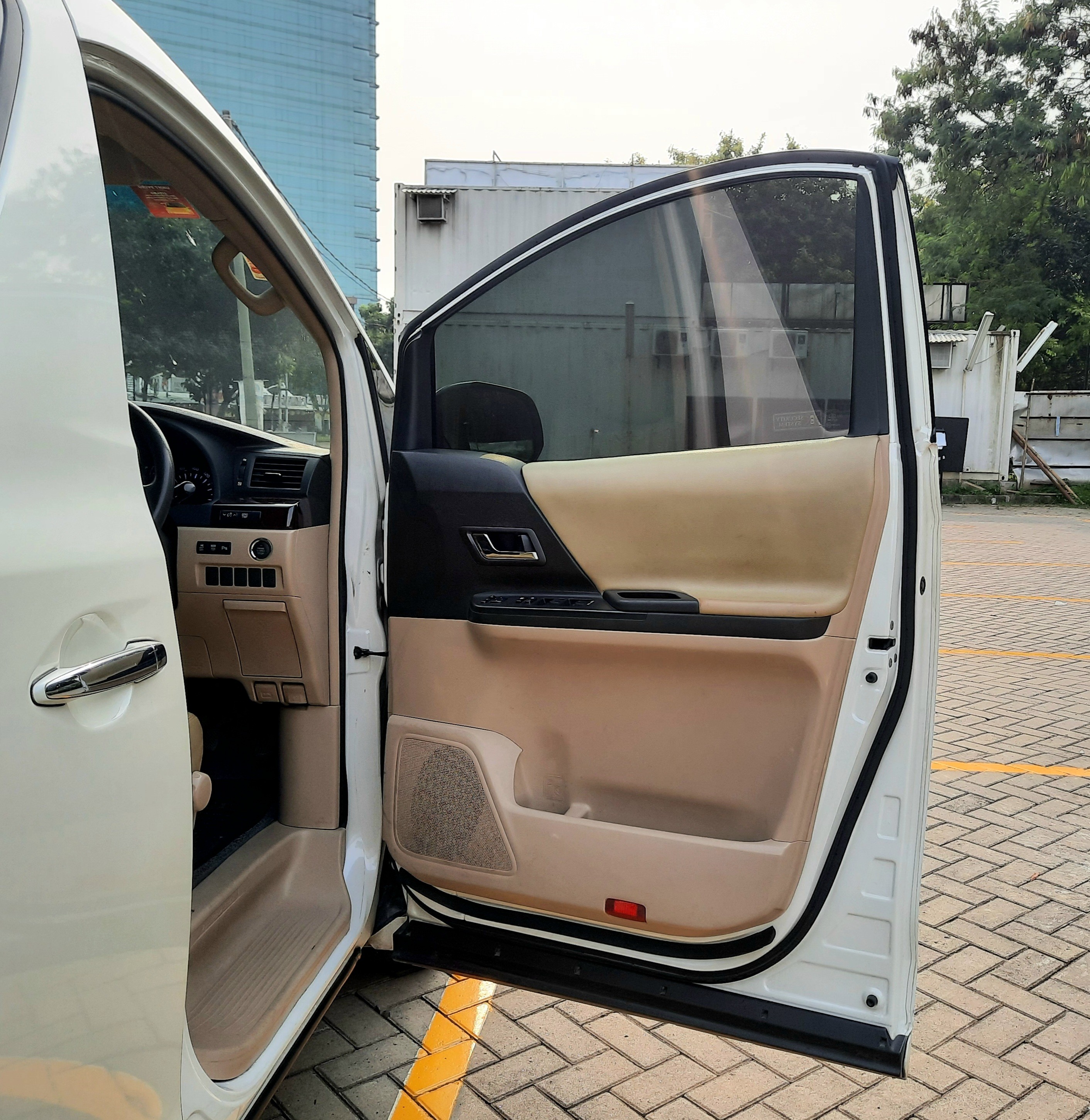 2013 Toyota Alphard  2.4 AT 2013 Toyota Alphard  2.4 AT