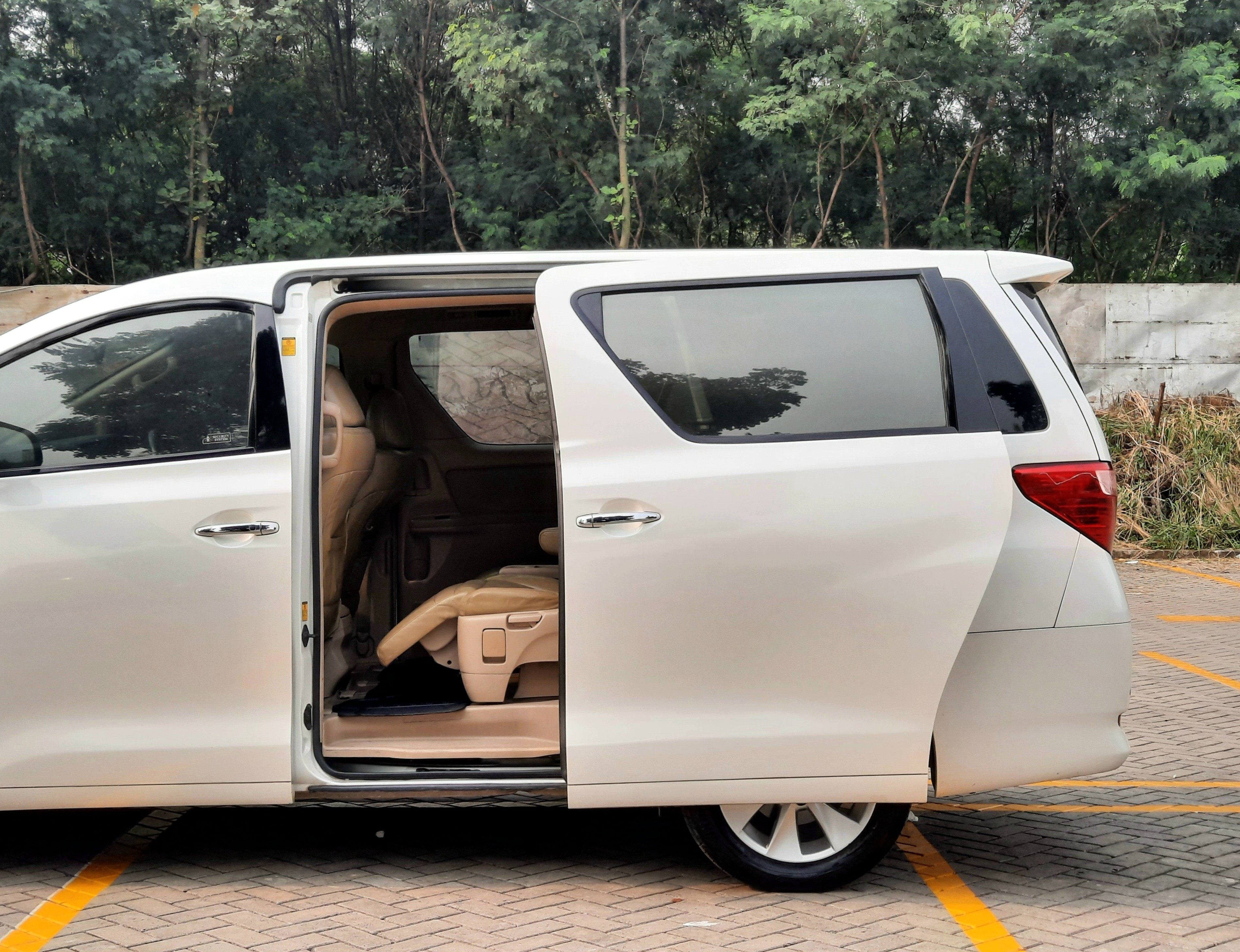 2013 Toyota Alphard  2.4 AT 2013 Toyota Alphard  2.4 AT