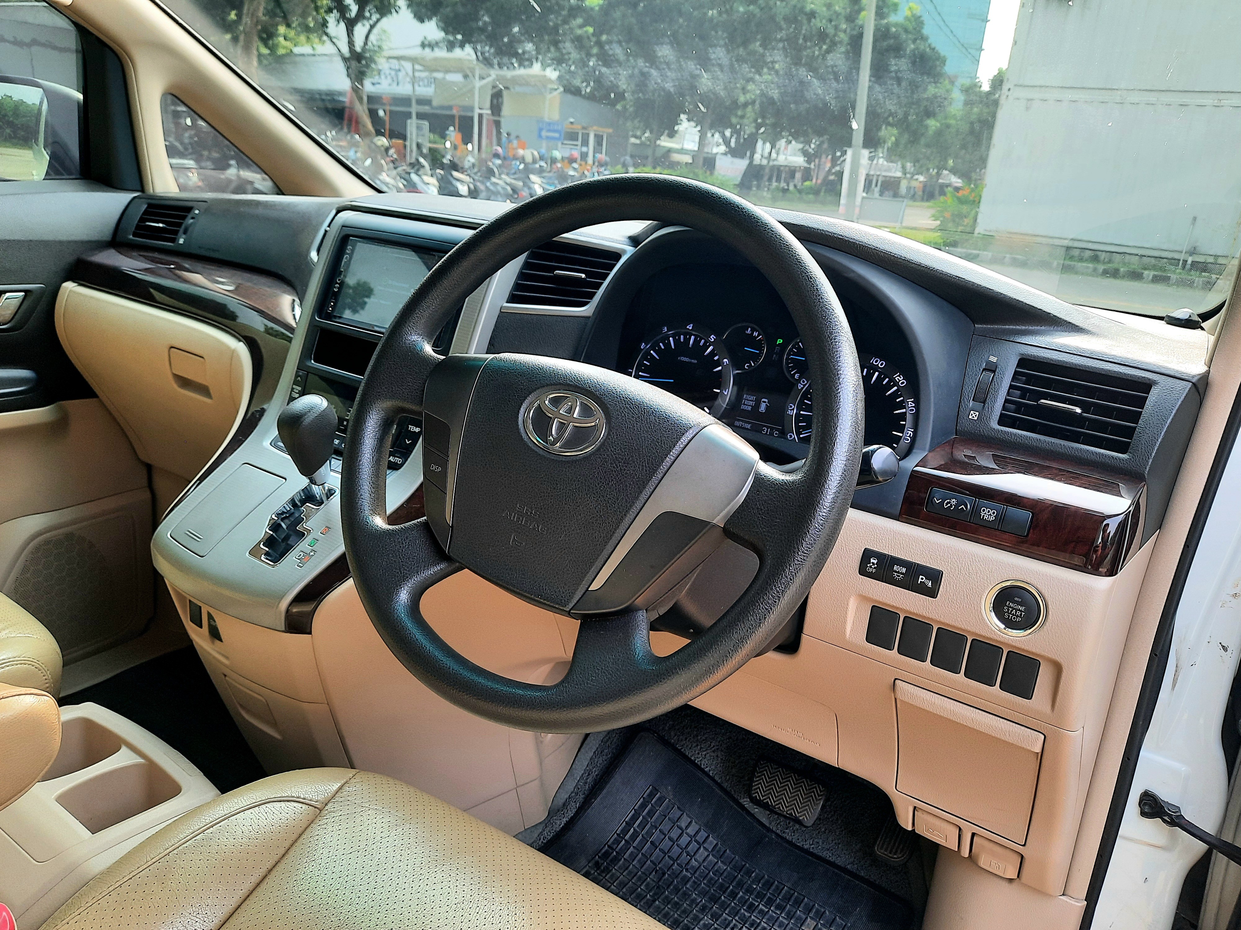 2013 Toyota Alphard  2.4 AT 2013 Toyota Alphard  2.4 AT