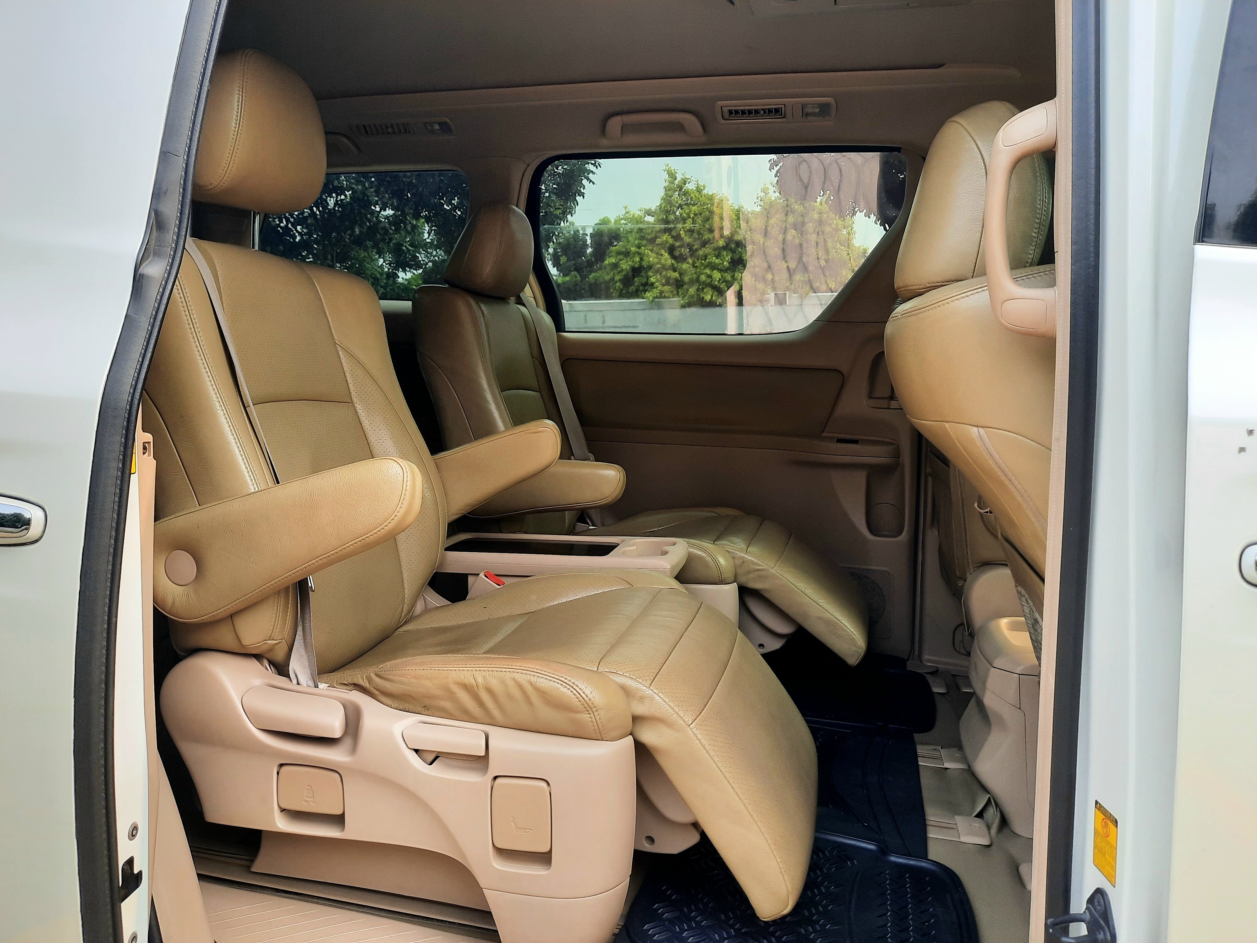 2013 Toyota Alphard  2.4 AT 2013 Toyota Alphard  2.4 AT