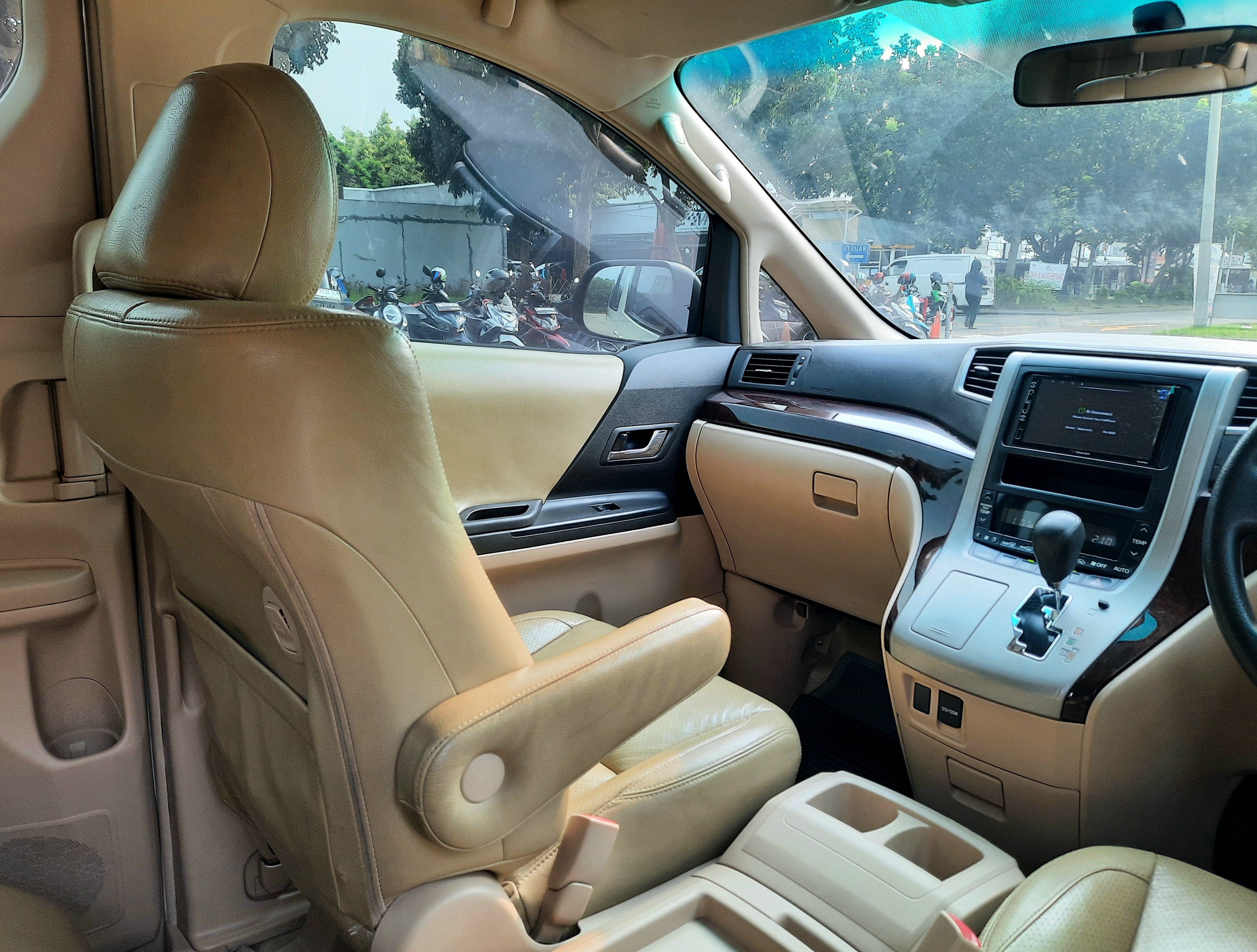 2013 Toyota Alphard  2.4 AT 2013 Toyota Alphard  2.4 AT