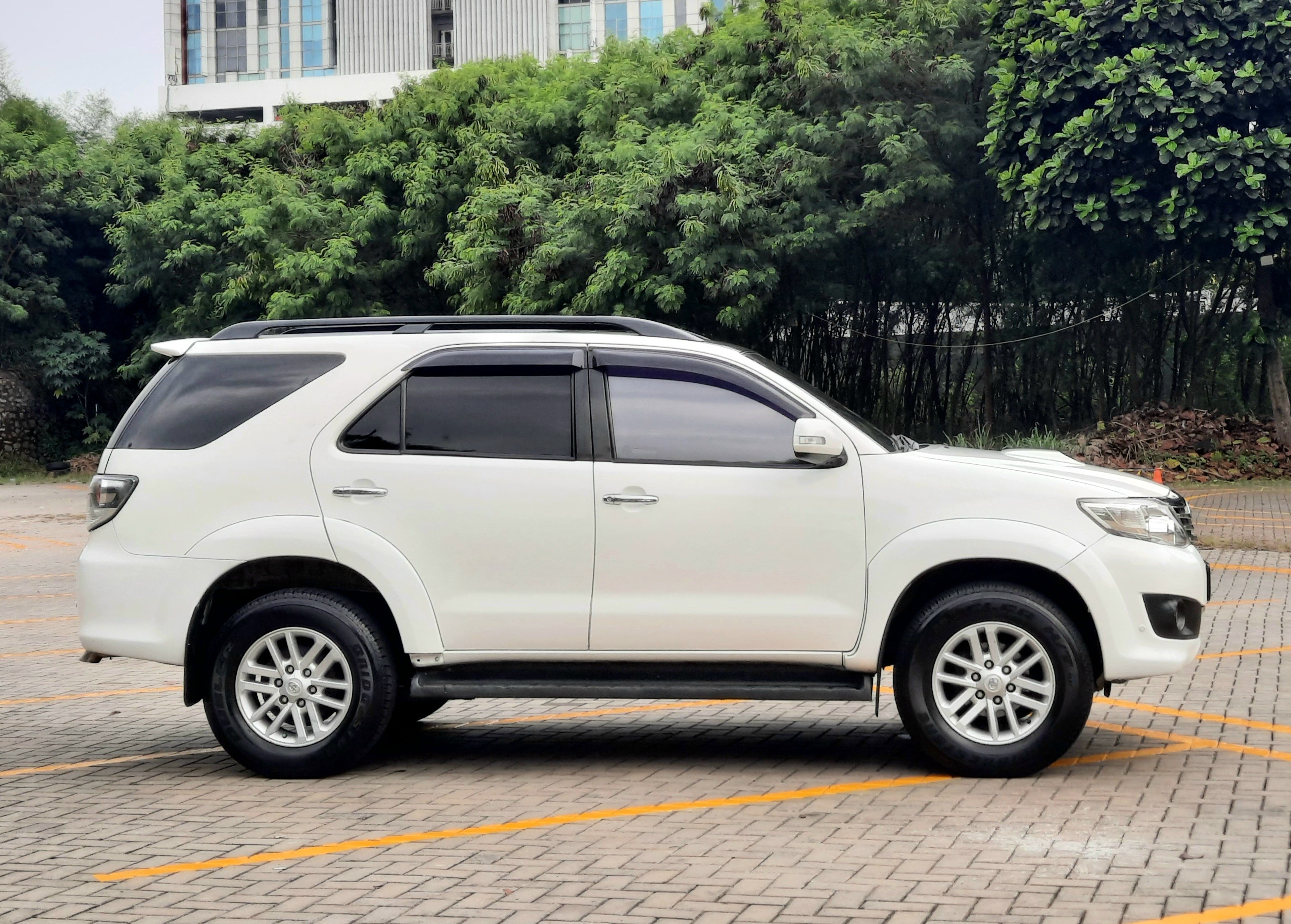 2012 Toyota Fortuner  2.5 G A/T 2012 Toyota Fortuner  2.5 G A/T