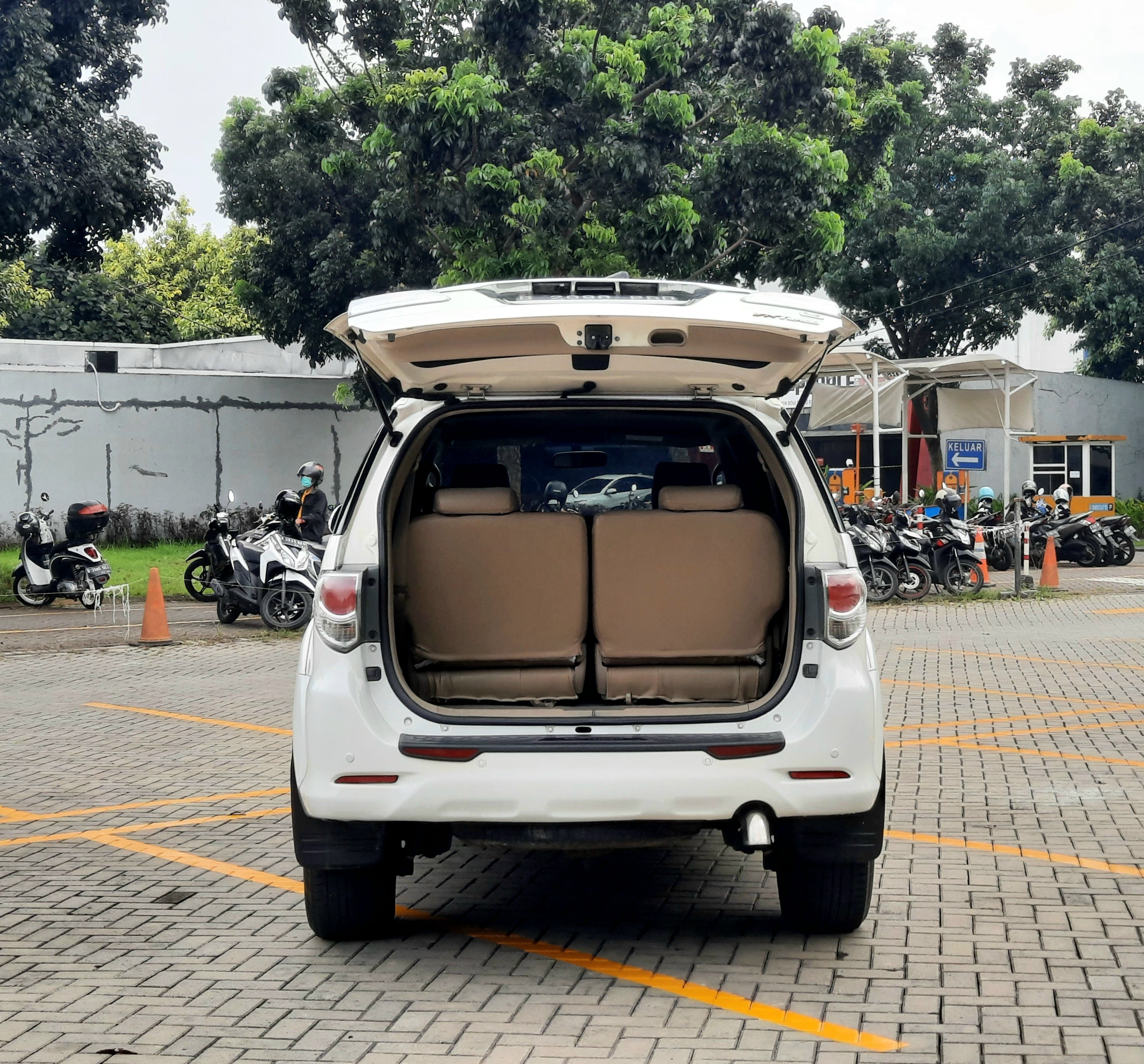 2012 Toyota Fortuner  2.5 G A/T 2012 Toyota Fortuner  2.5 G A/T