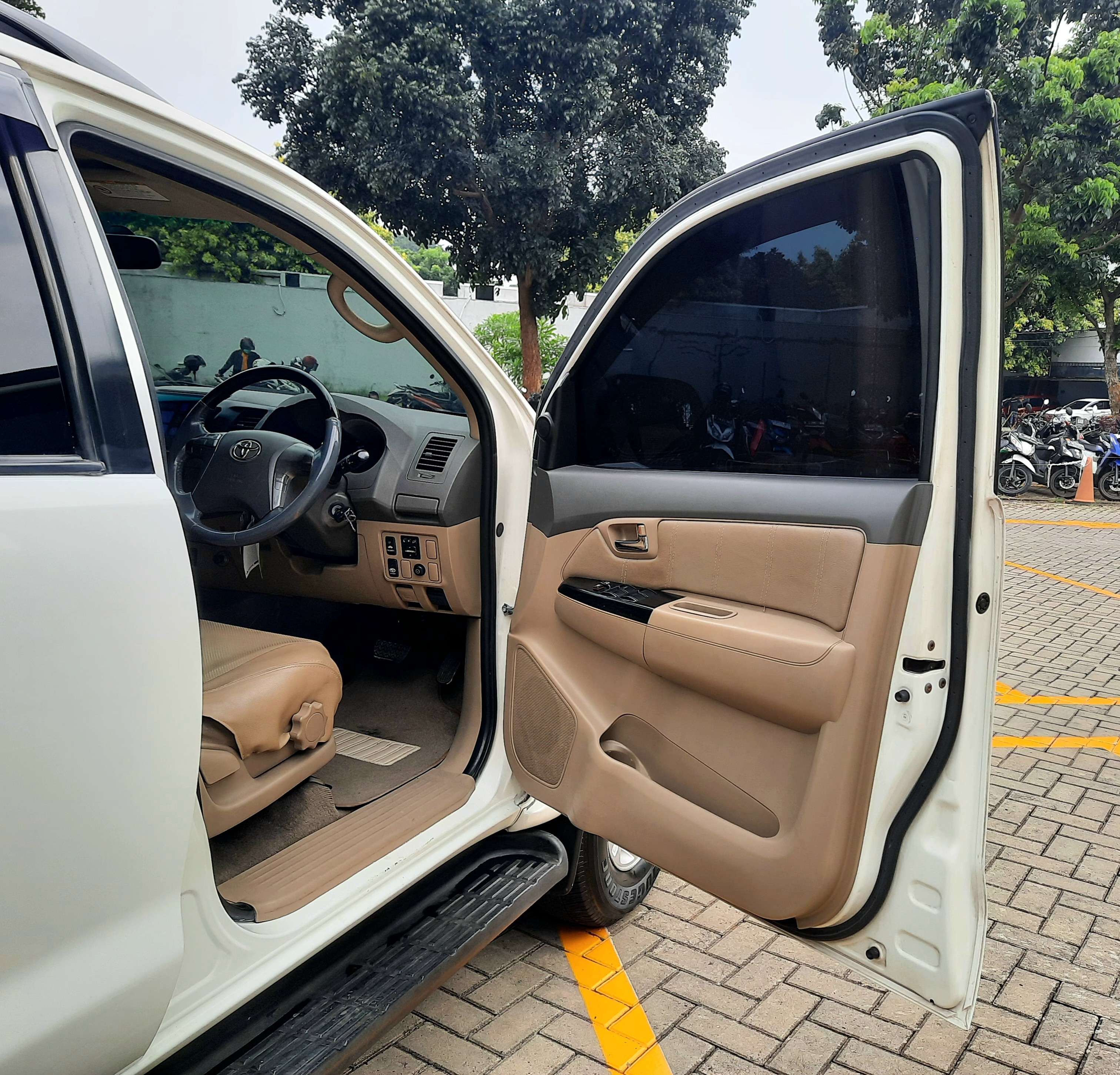 2012 Toyota Fortuner  2.5 G A/T 2012 Toyota Fortuner  2.5 G A/T