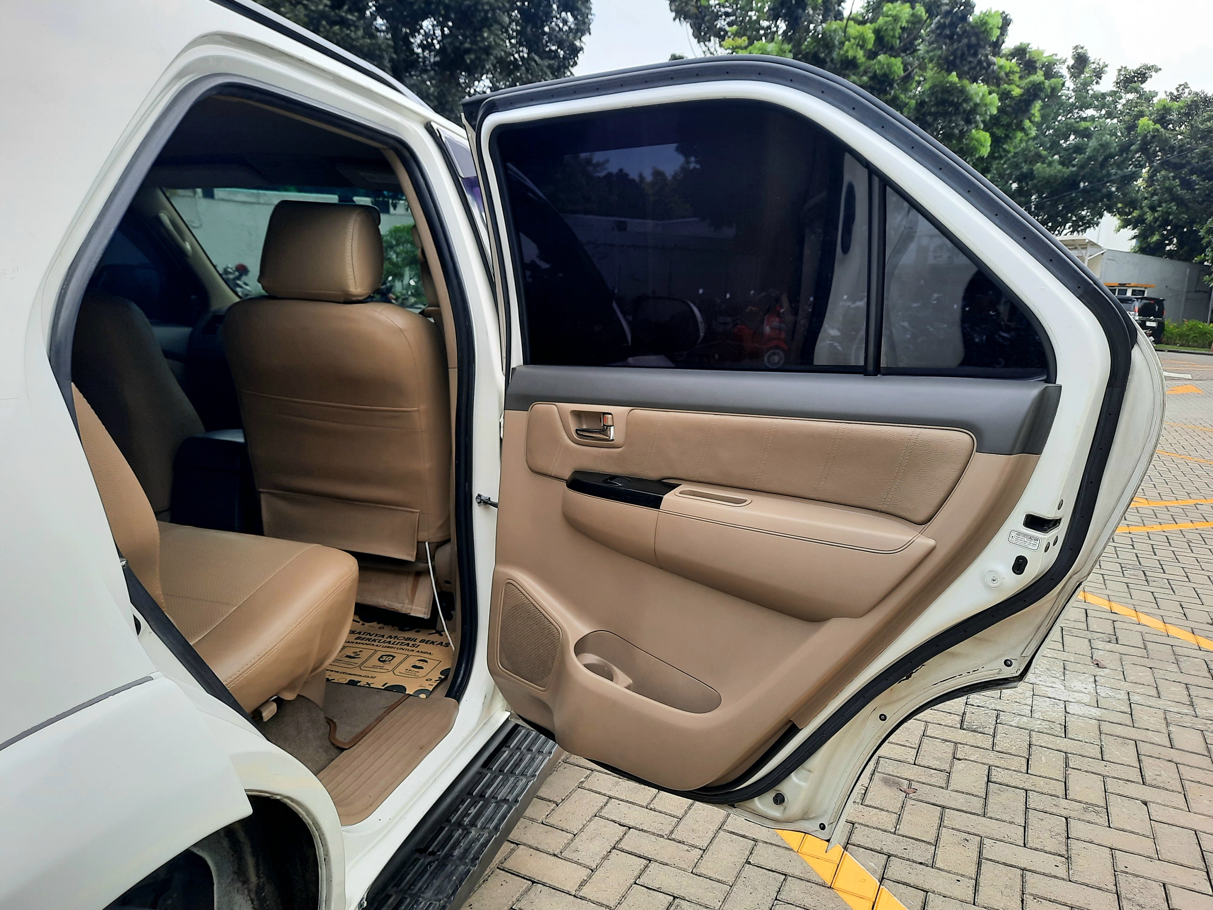 2012 Toyota Fortuner  2.5 G A/T 2012 Toyota Fortuner  2.5 G A/T