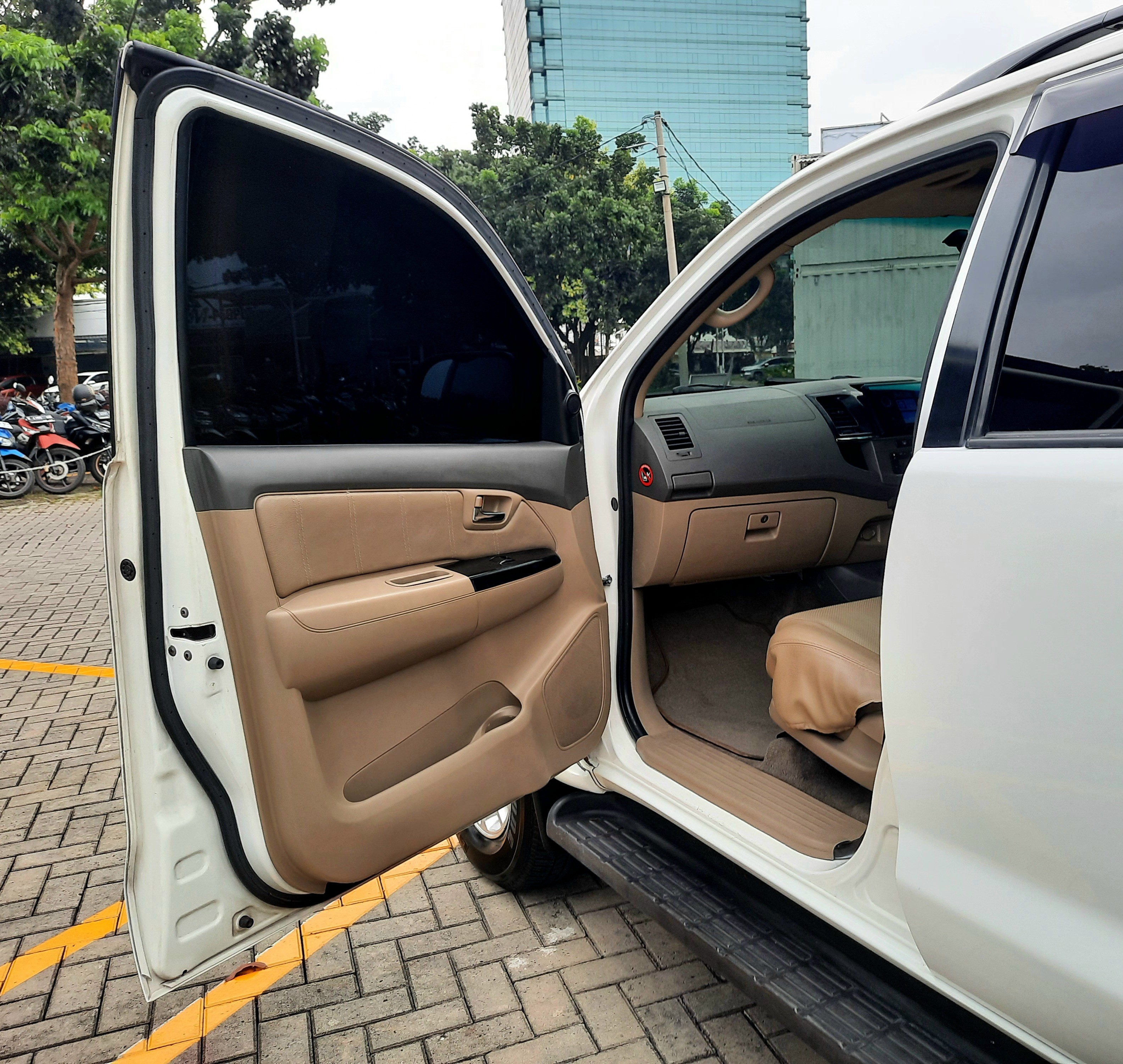 2012 Toyota Fortuner  2.5 G A/T 2012 Toyota Fortuner  2.5 G A/T