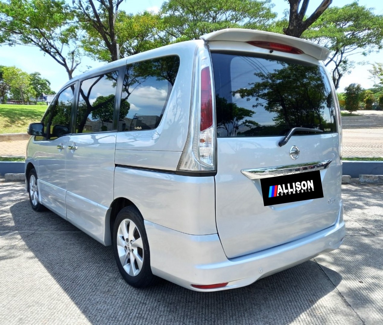 2015 Nissan Serena  2.0L Highway Star 2015 Nissan Serena  2.0L Highway Star