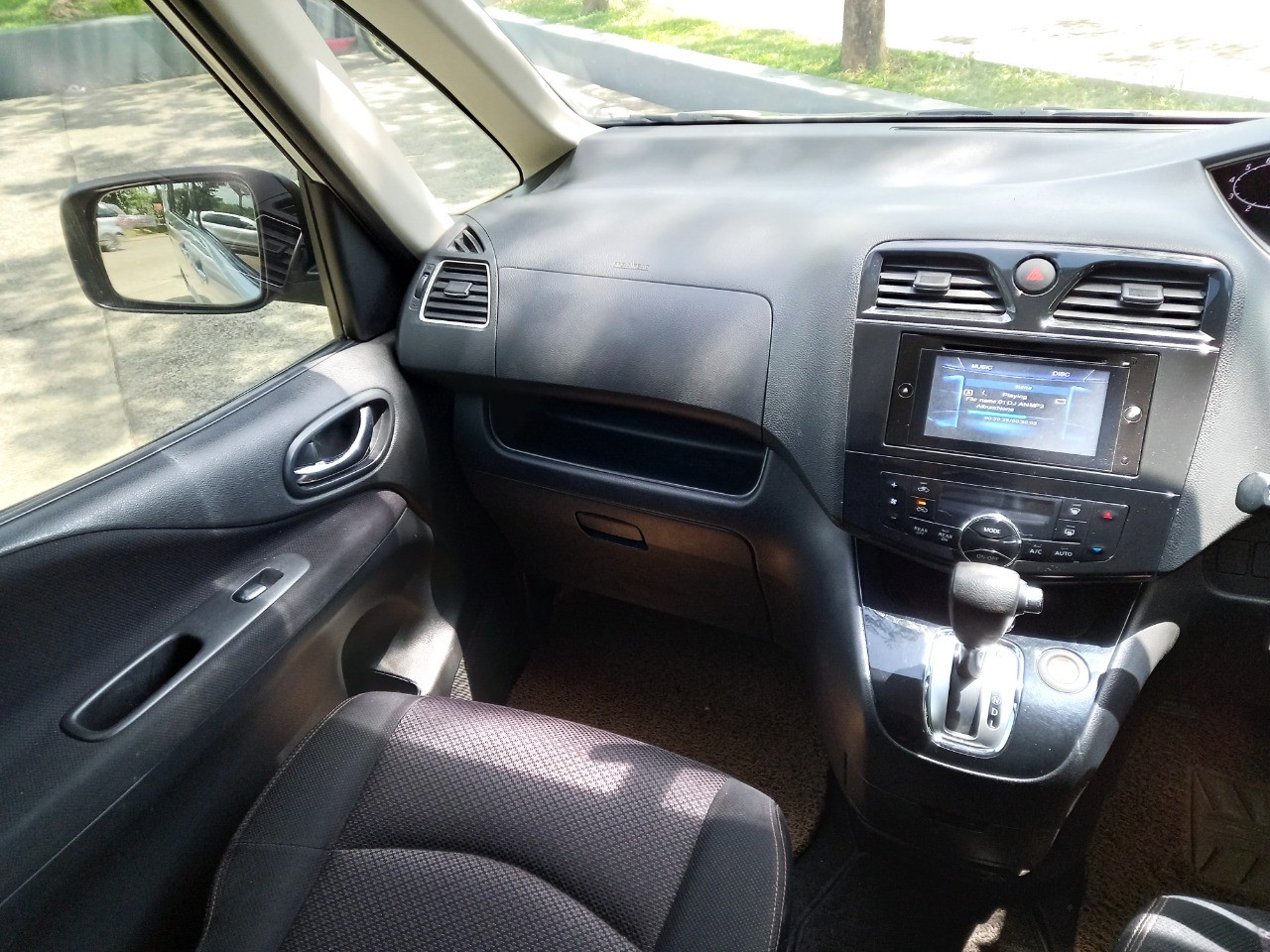 2015 Nissan Serena  2.0L Highway Star 2015 Nissan Serena  2.0L Highway Star