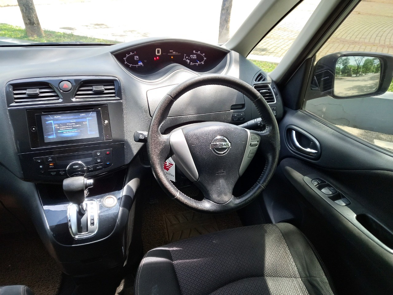 2015 Nissan Serena  2.0L Highway Star 2015 Nissan Serena  2.0L Highway Star