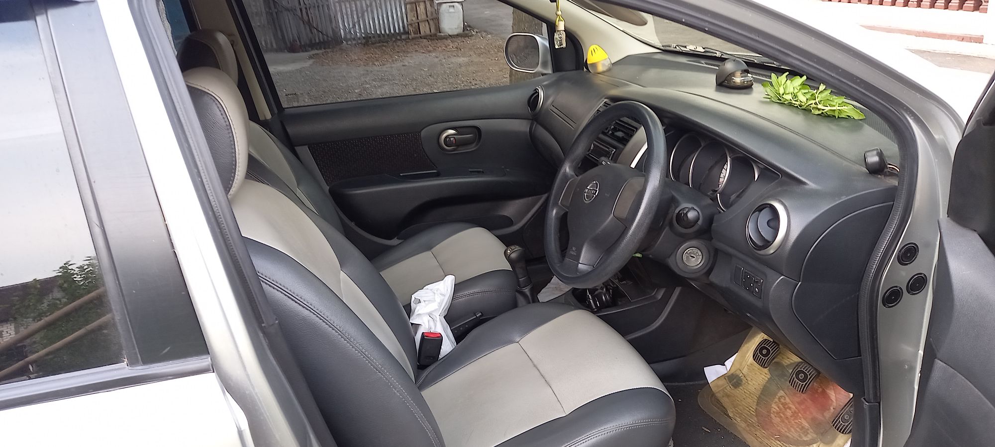 2012 Nissan Livina  XR 1.5 AT 2012 Nissan Livina  XR 1.5 AT