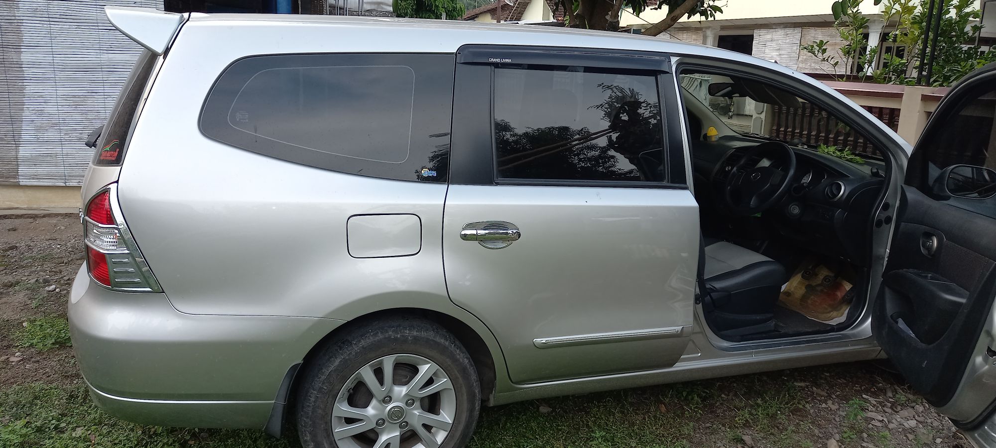 2012 Nissan Livina  XR 1.5 AT 2012 Nissan Livina  XR 1.5 AT