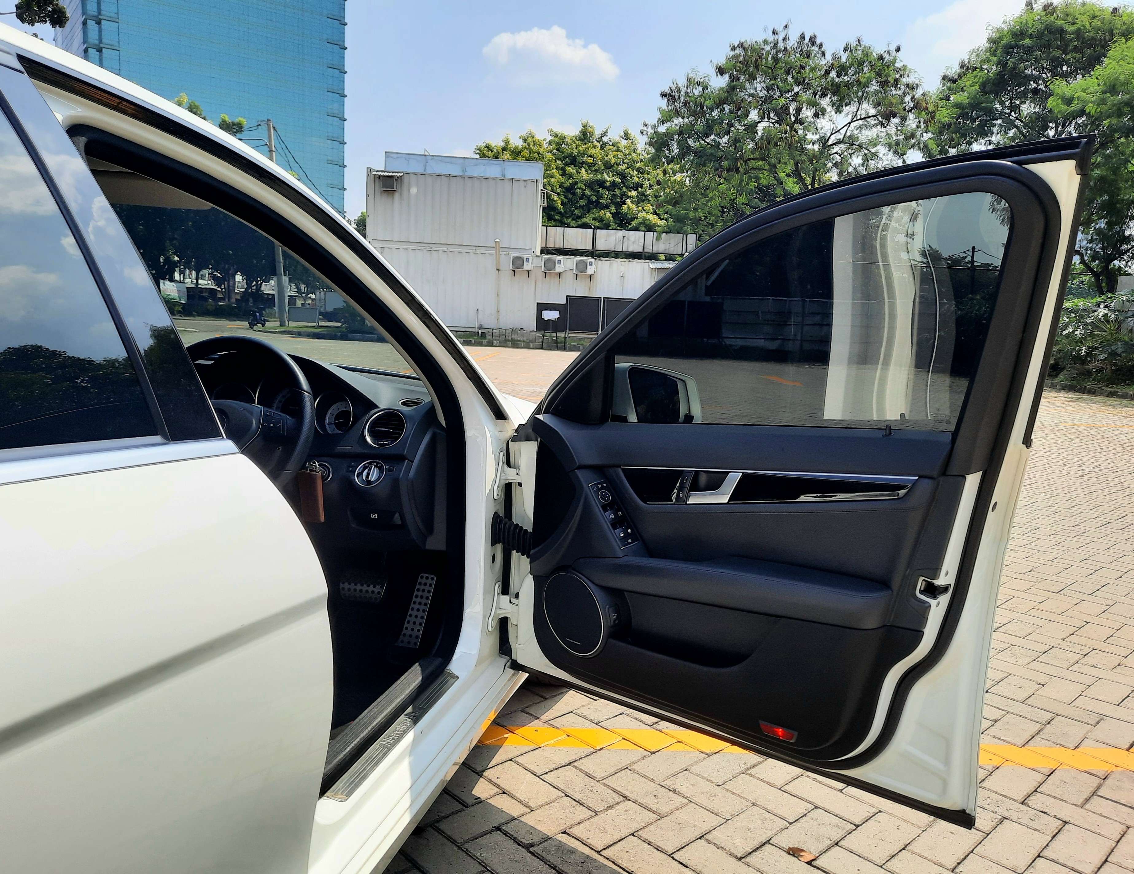 2013 Mercedes Benz C-Class Sedan C 200 CGI Avantgarde 2013 Mercedes Benz C-Class Sedan C 200 CGI Avantgarde