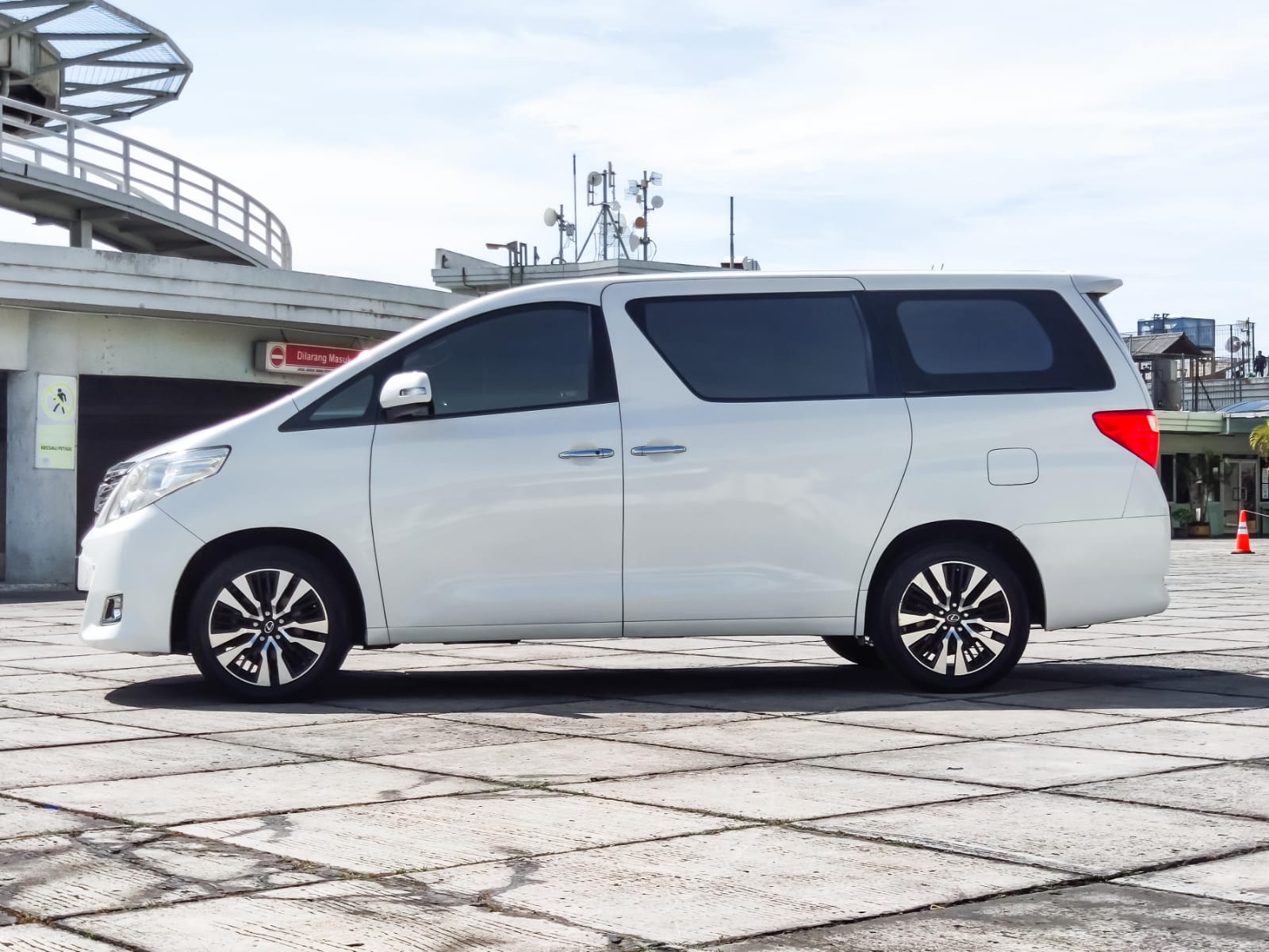 2013 Toyota Alphard 2013 Toyota Alphard