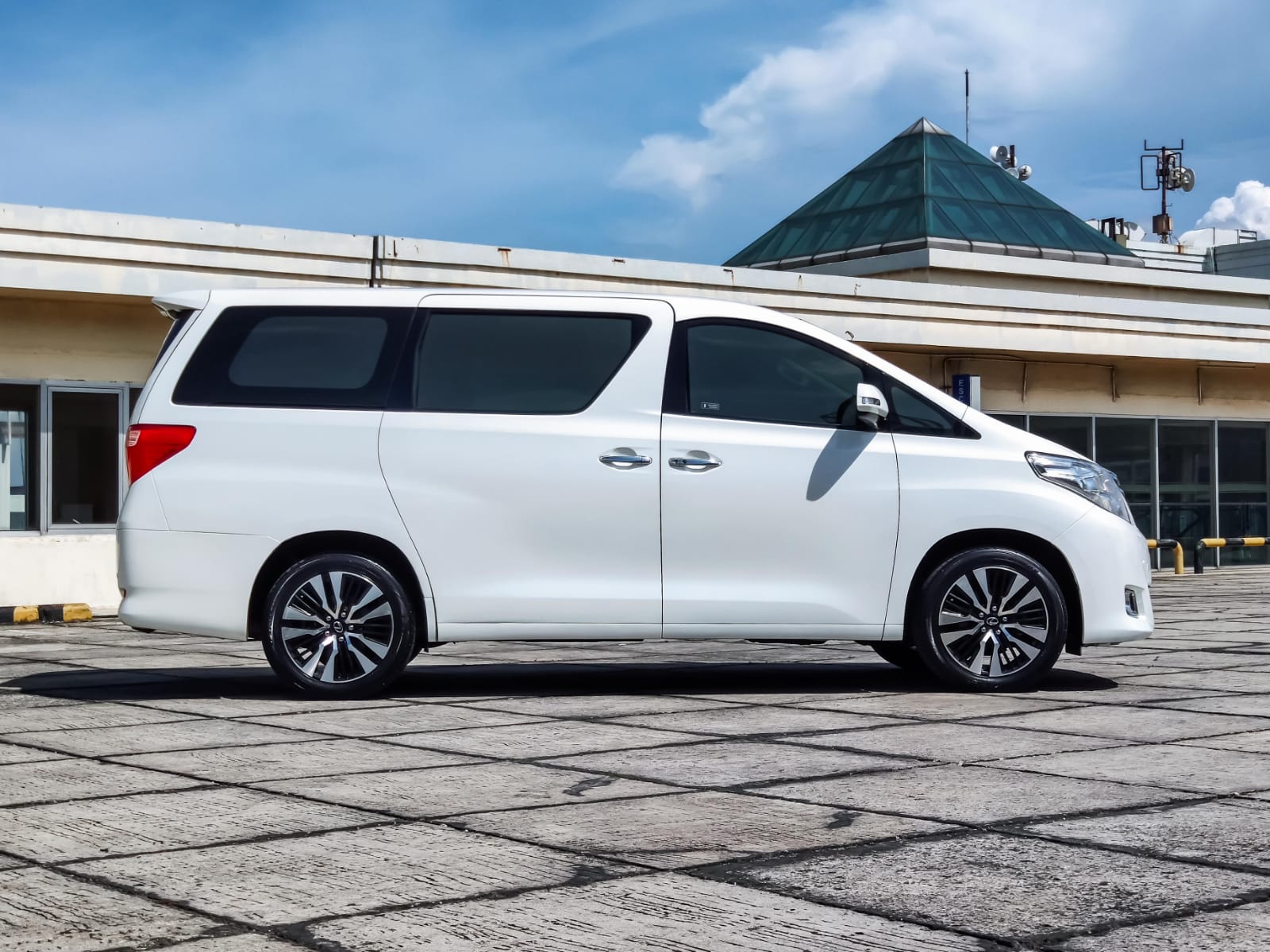 2013 Toyota Alphard 2013 Toyota Alphard